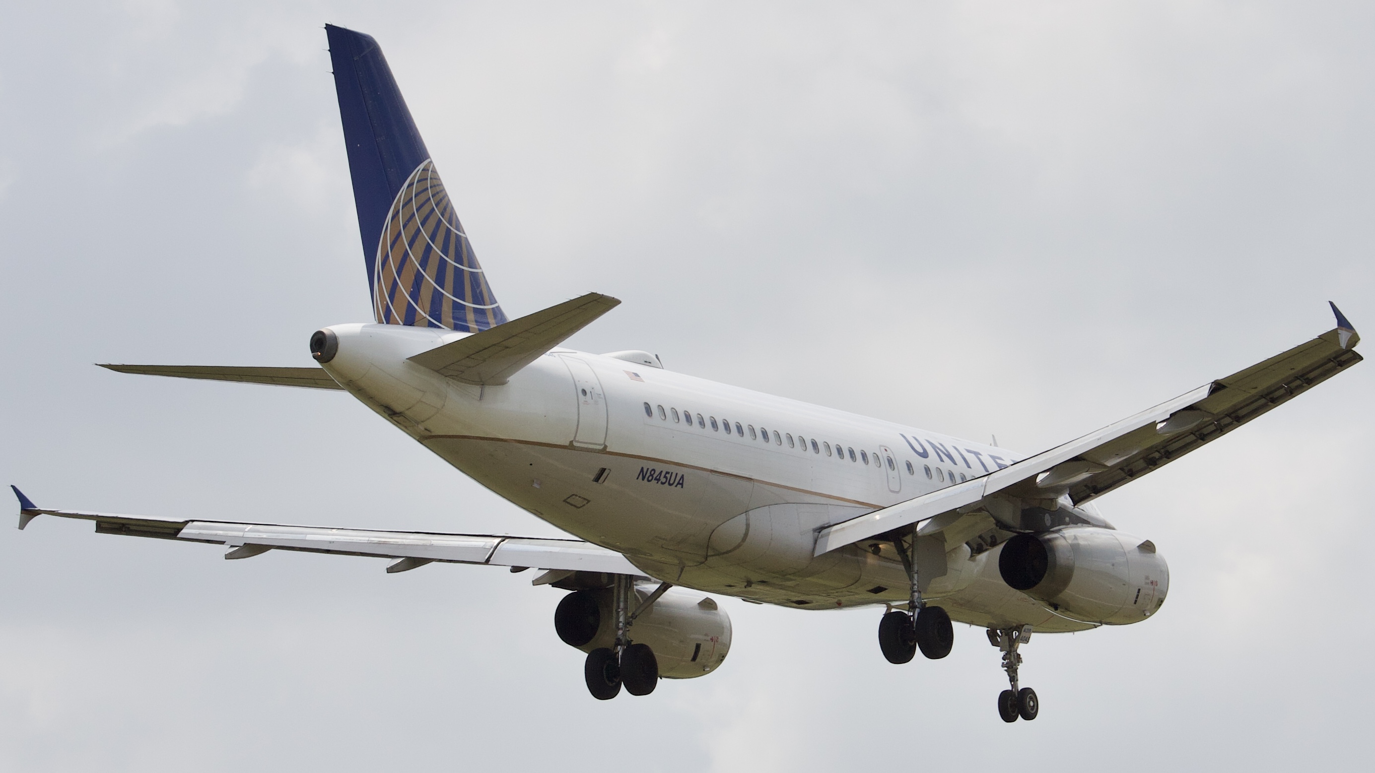 Full size: United Airlines Airbus A320 N845UA at Houston-George Bush Intercontinental Airport