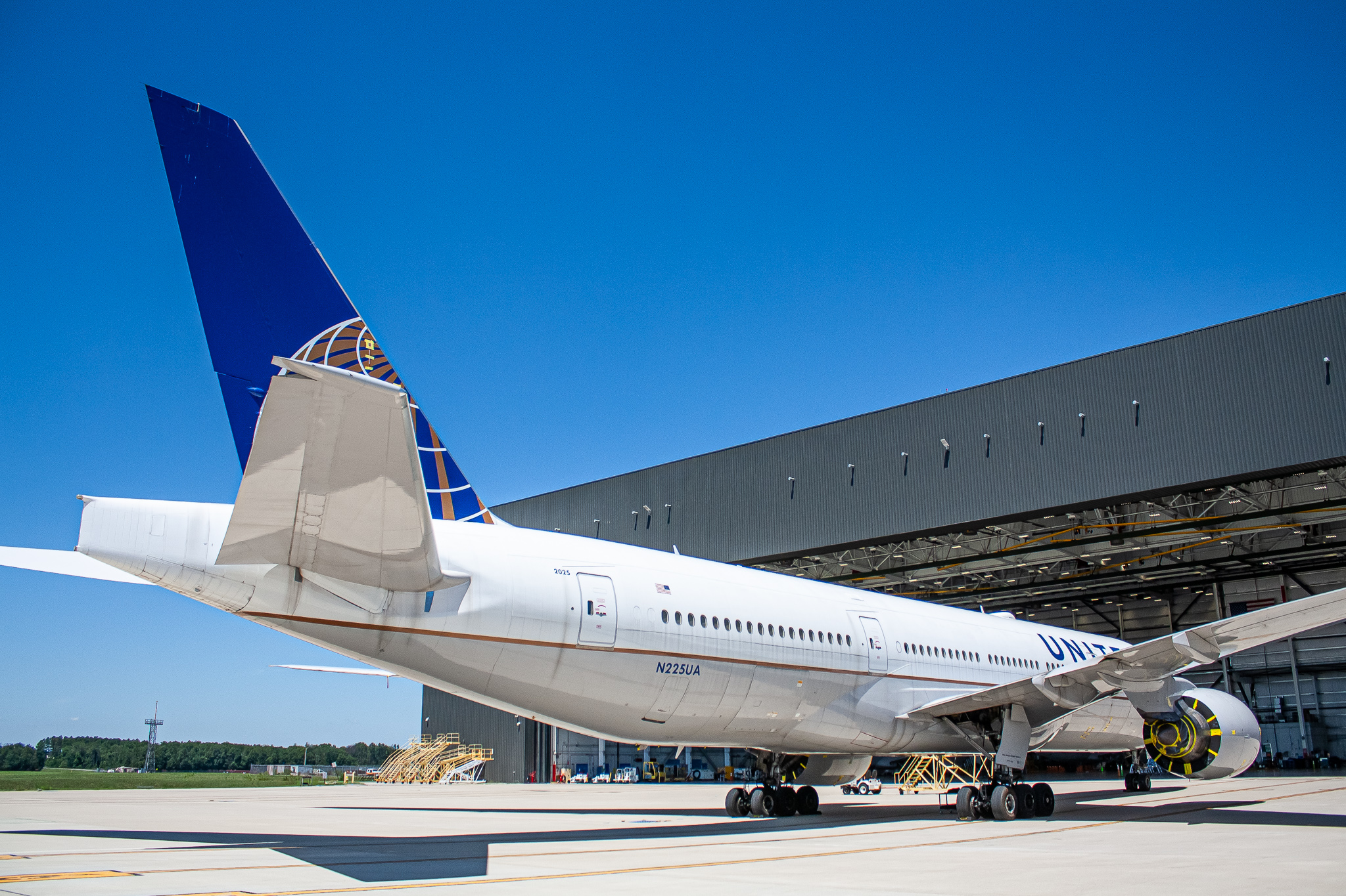 Full size: United Airlines Boeing 777-200 N225UA at Washington Dulles International Airport