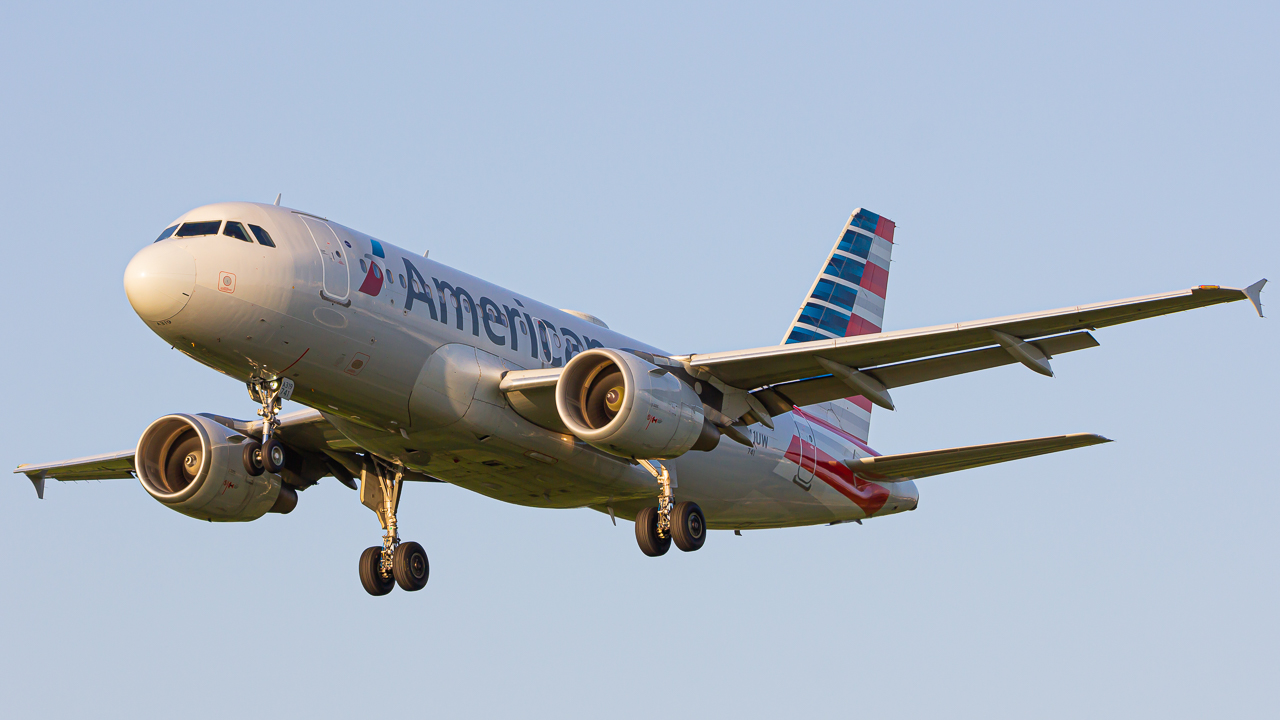 Full size: American Airlines Airbus A319 N741UW at John Glenn Columbus International Airport
