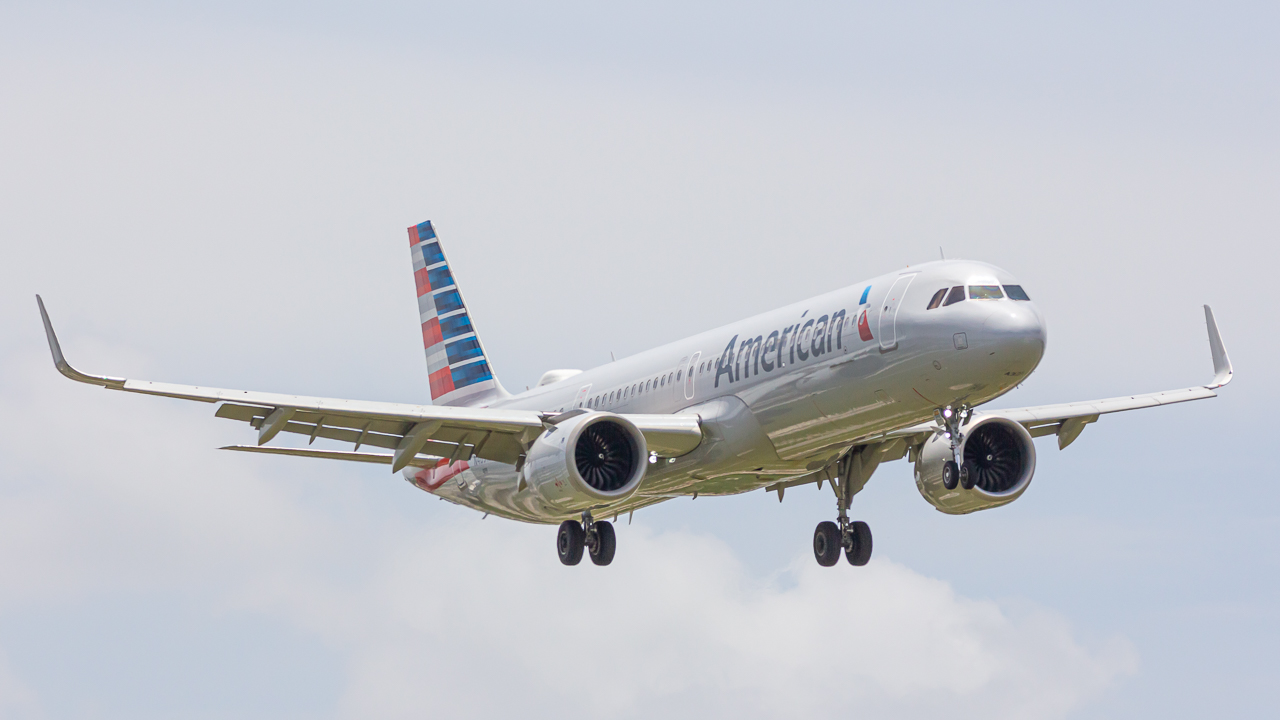 Full size: American Airlines Airbus A321NEO N421UW at Miami International Airport