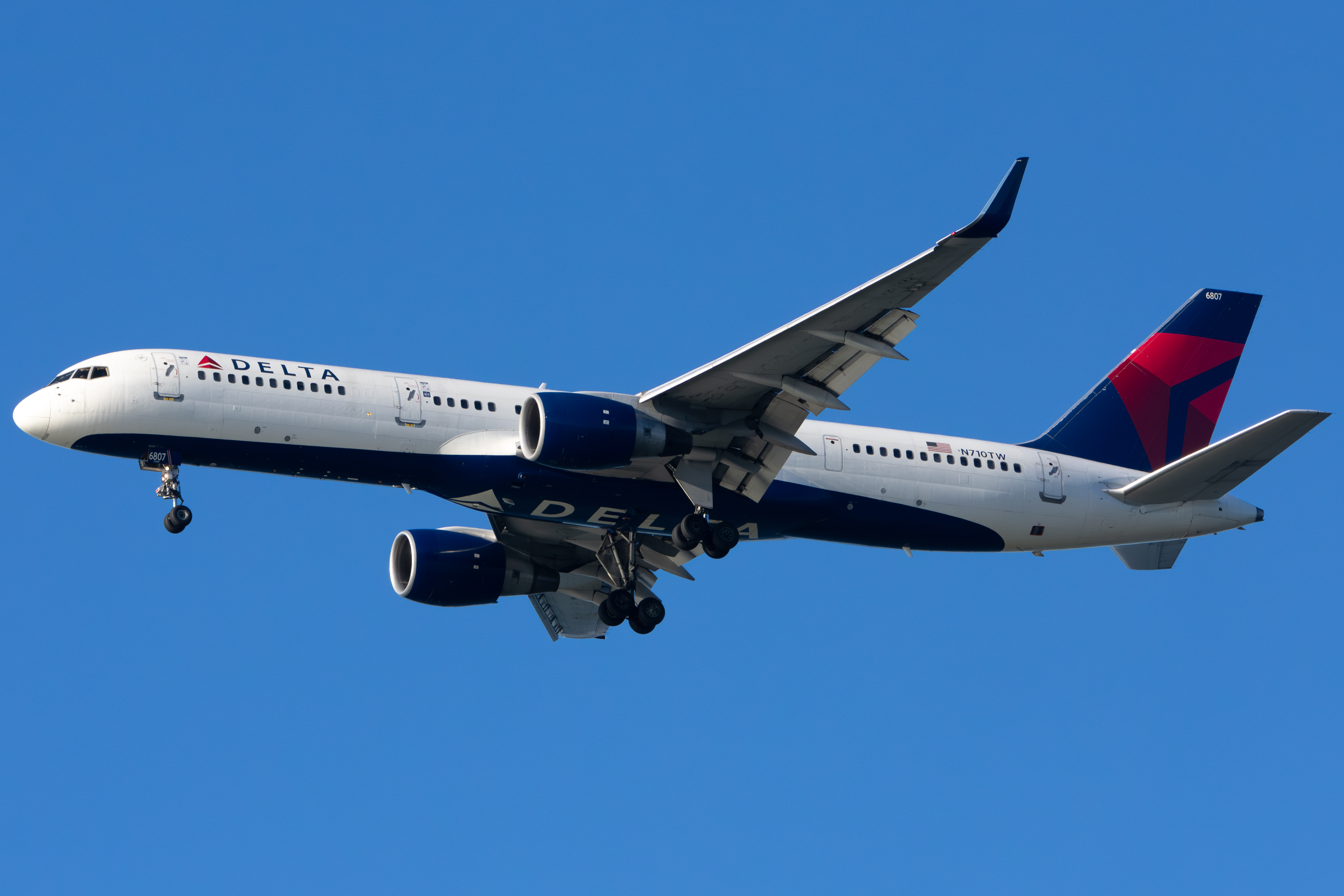 Full size: Delta Airlines Boeing 757-200 N710TW at San Francisco International Airport
