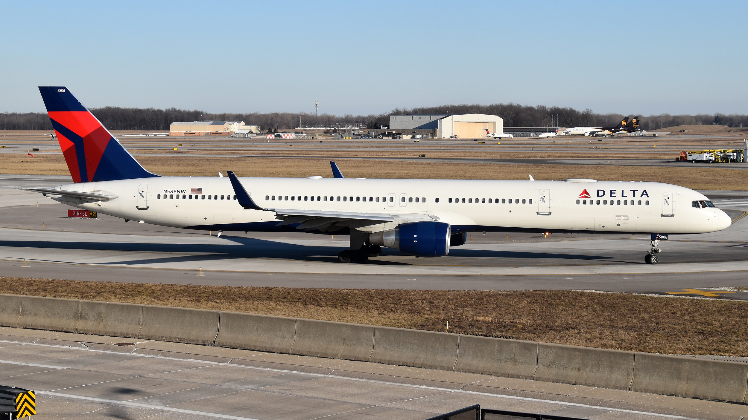 Full size: Delta Airlines Boeing 757-300 N586NW at Detroit Metro Wayne County Airport