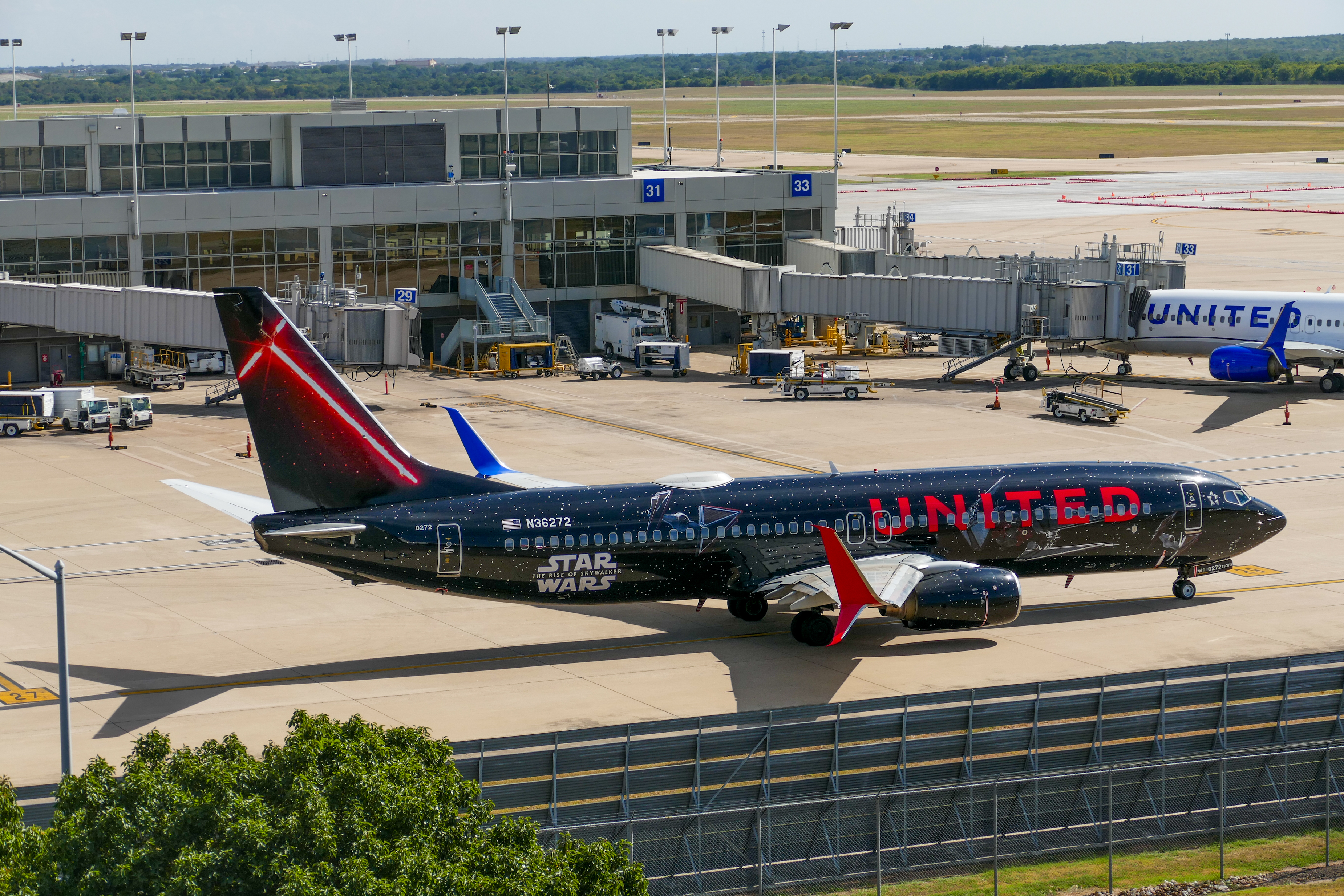 Full size: United Airlines Boeing 737-800 N36272 at Austin-Bergstrom International Airport