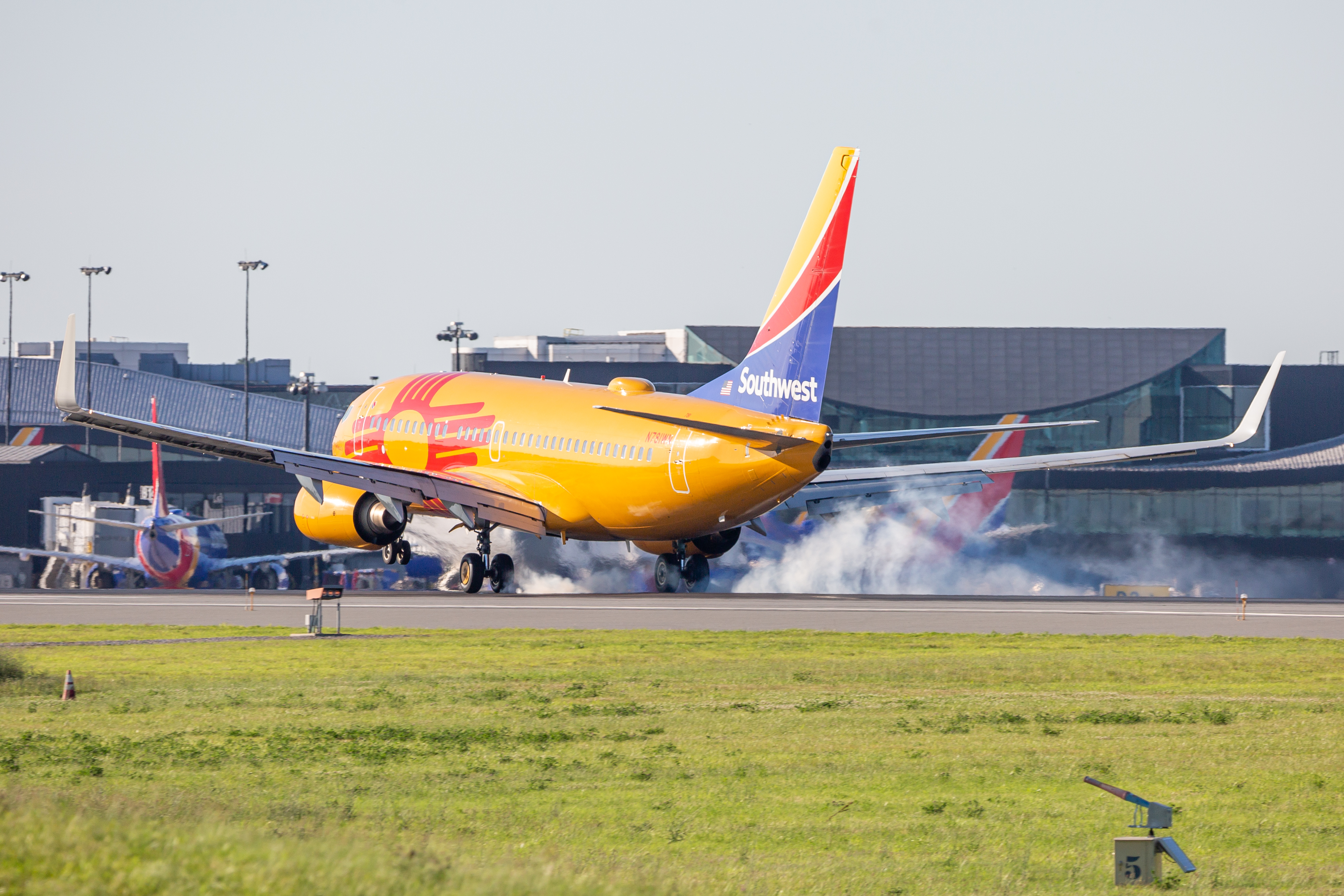 Full size: Southwest Airlines Boeing 737-700 N781WN at Baltimore/Washington International Thurgood Marshall Airport
