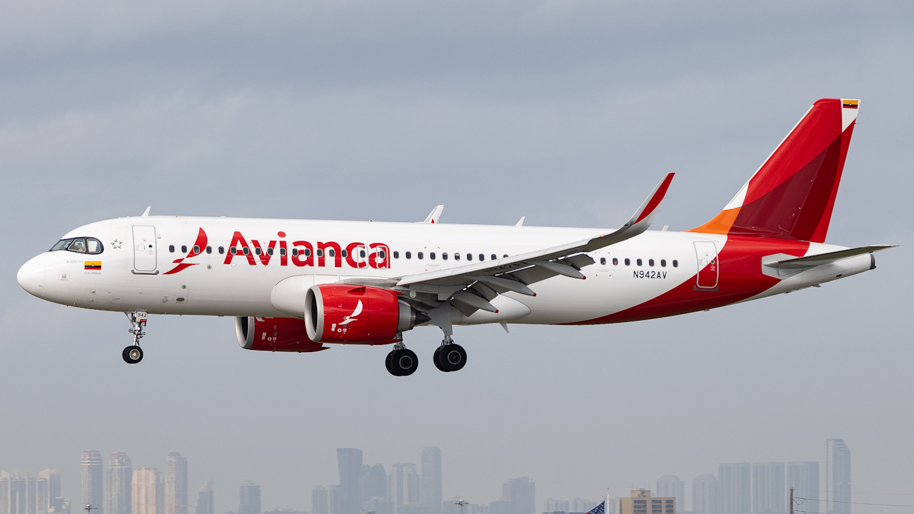 Full size: Avianca Airbus A320NEO N942AV at Miami International Airport
