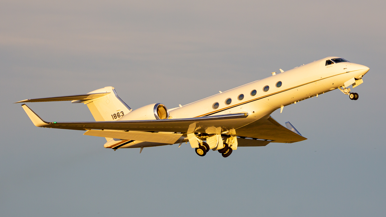 Full size: United States Air Force Gulfstream C-37A 02-1863 at Rickenbacker International Airport