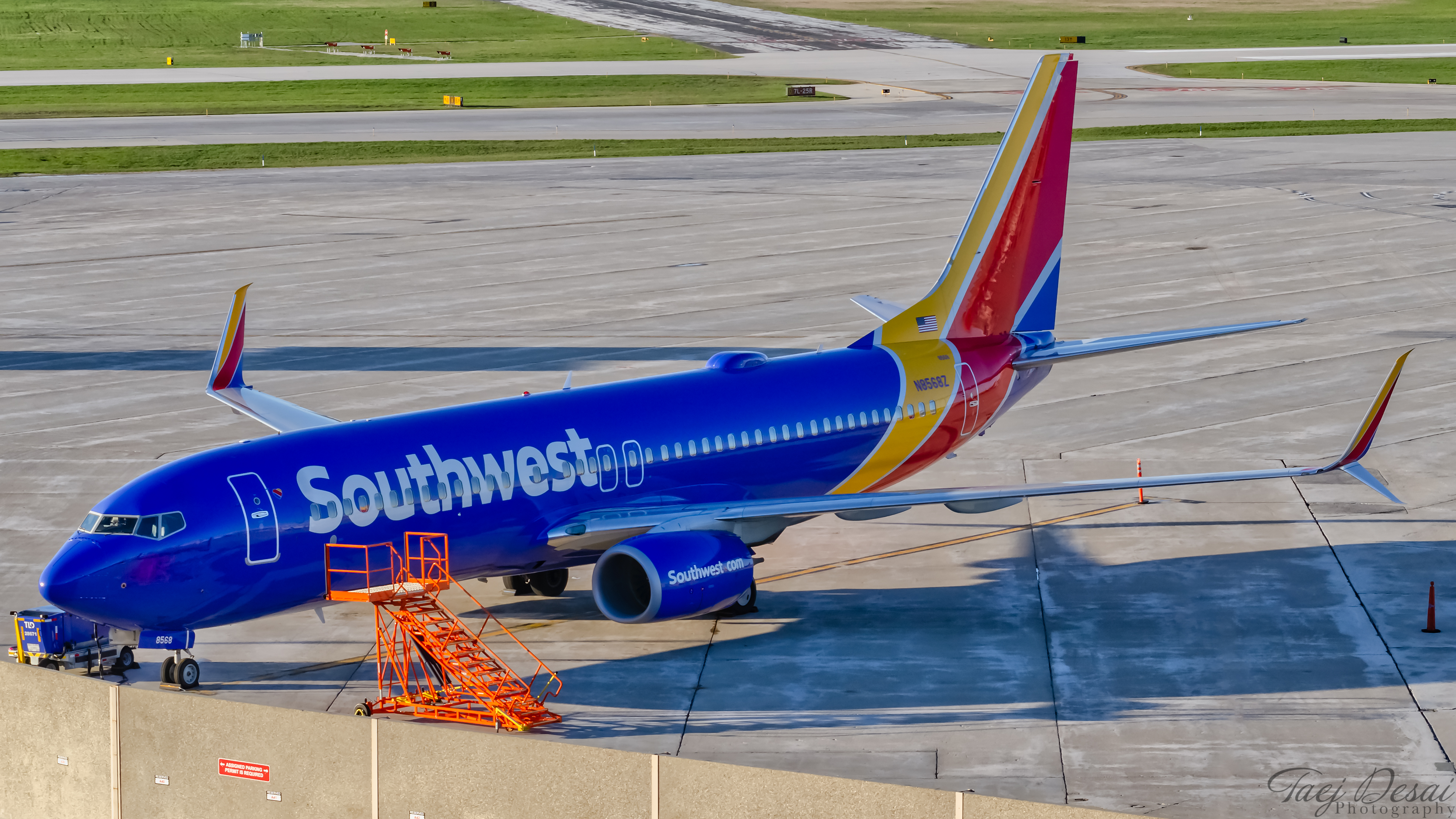 Full size: Southwest Airlines Boeing 737-800 N8568Z at General Mitchell International Airport