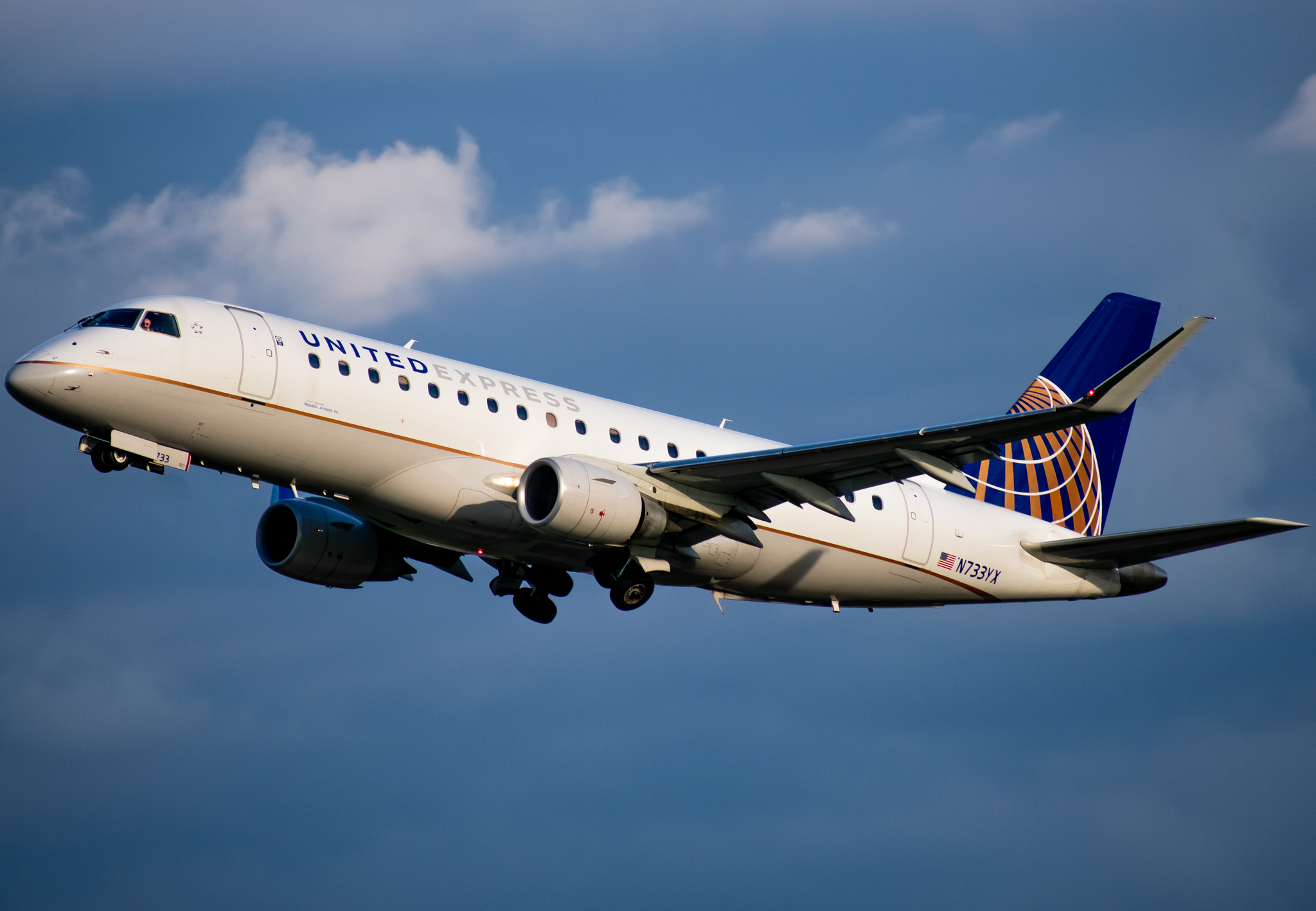 Full size: United Express Embraer E175 N733YX at Charlotte/Douglas International Airport