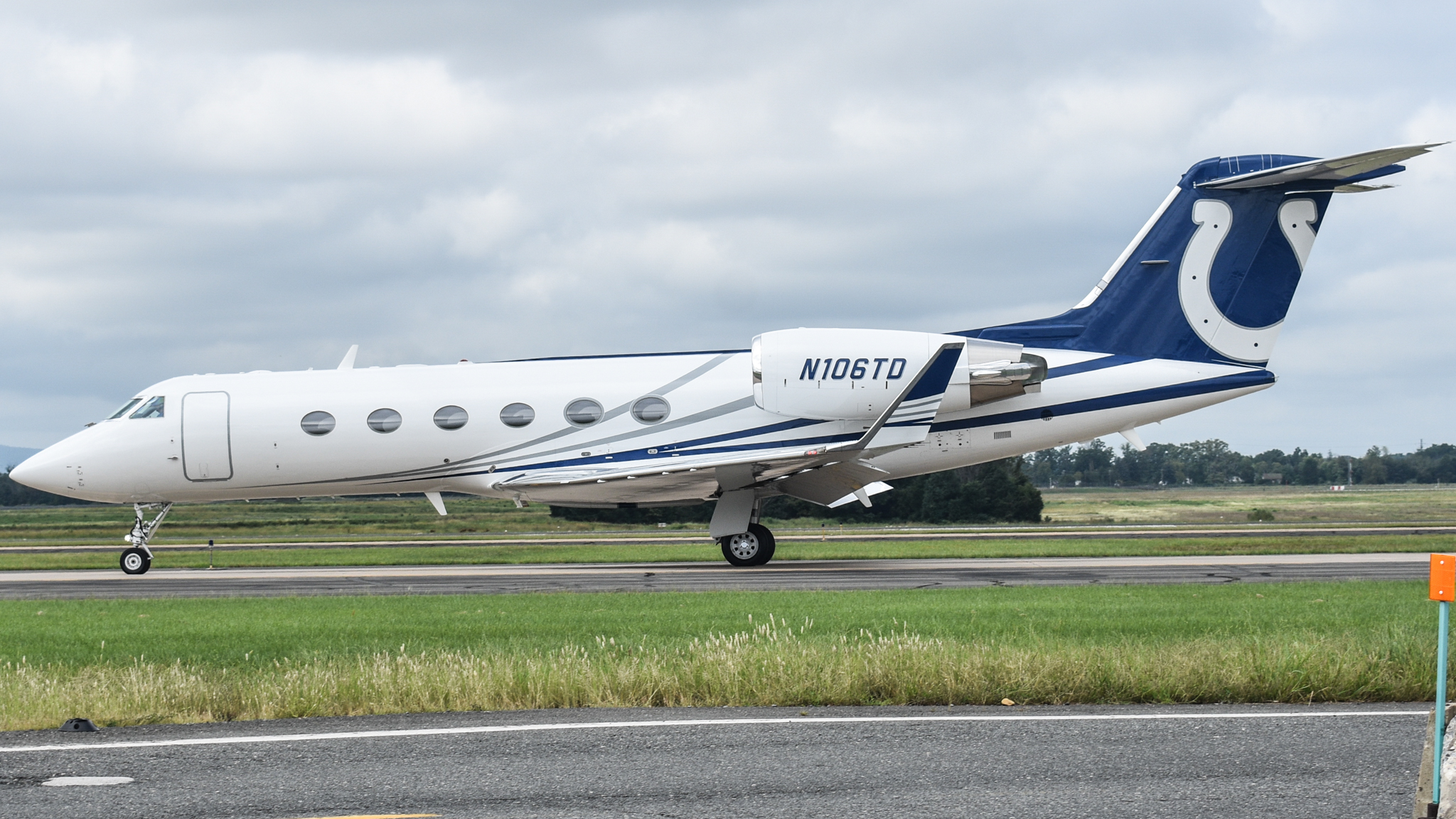 Full size: PRIVATE Gulfstrean IV N106TD at Washington Dulles International Airport