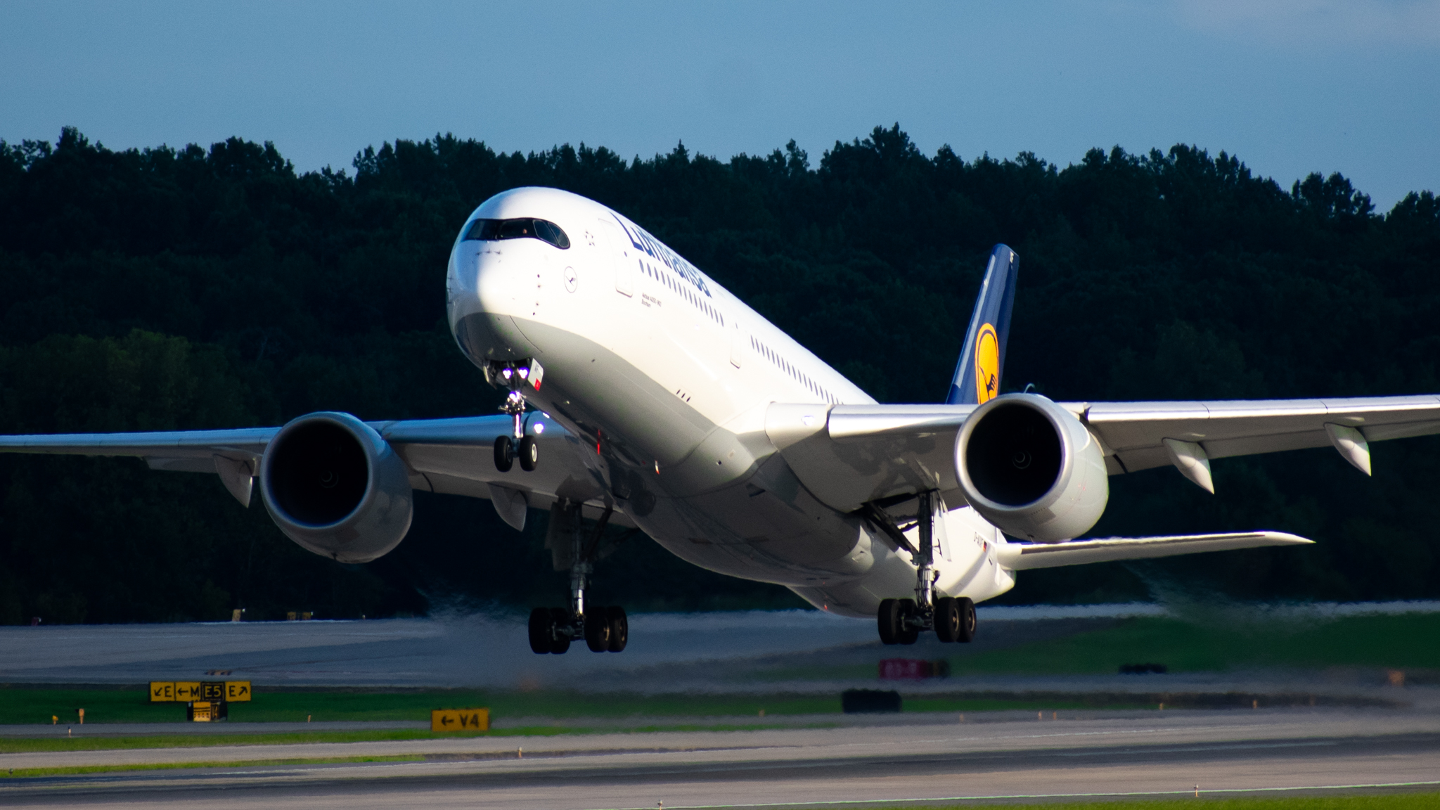 Full size: Lufthansa Airbus A350-900 D-AIXF at Charlotte/Douglas International Airport