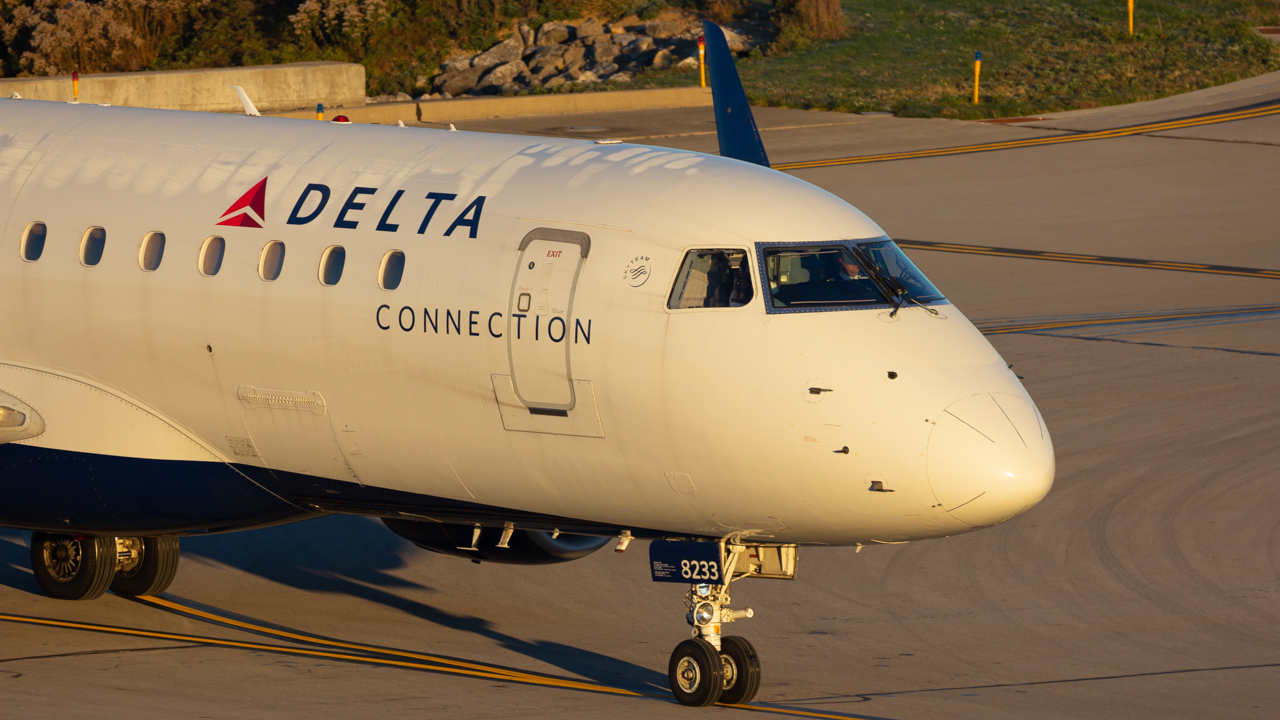 Full size: Delta Airlines Embraer E175 N233JQ at John Glenn Columbus International Airport