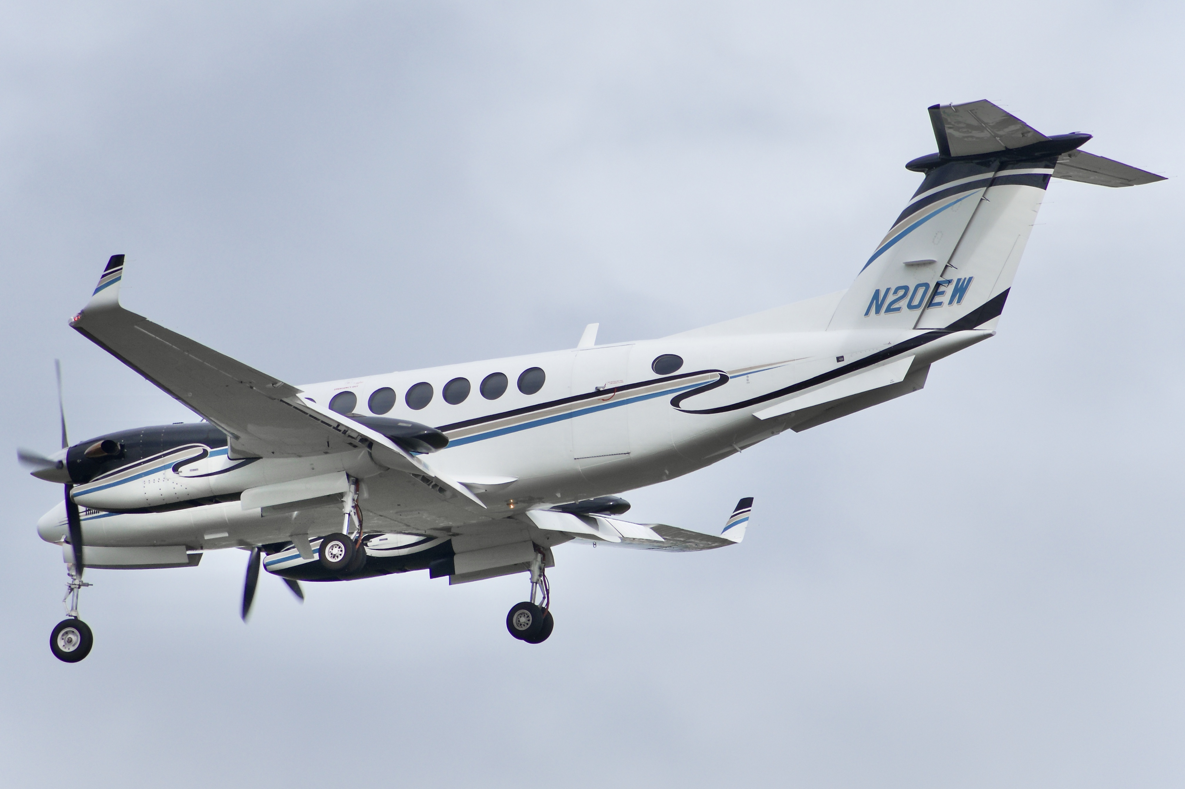 Full size: PRIVATE Beechcraft King Air 350 N20EW at Orlando International Airport