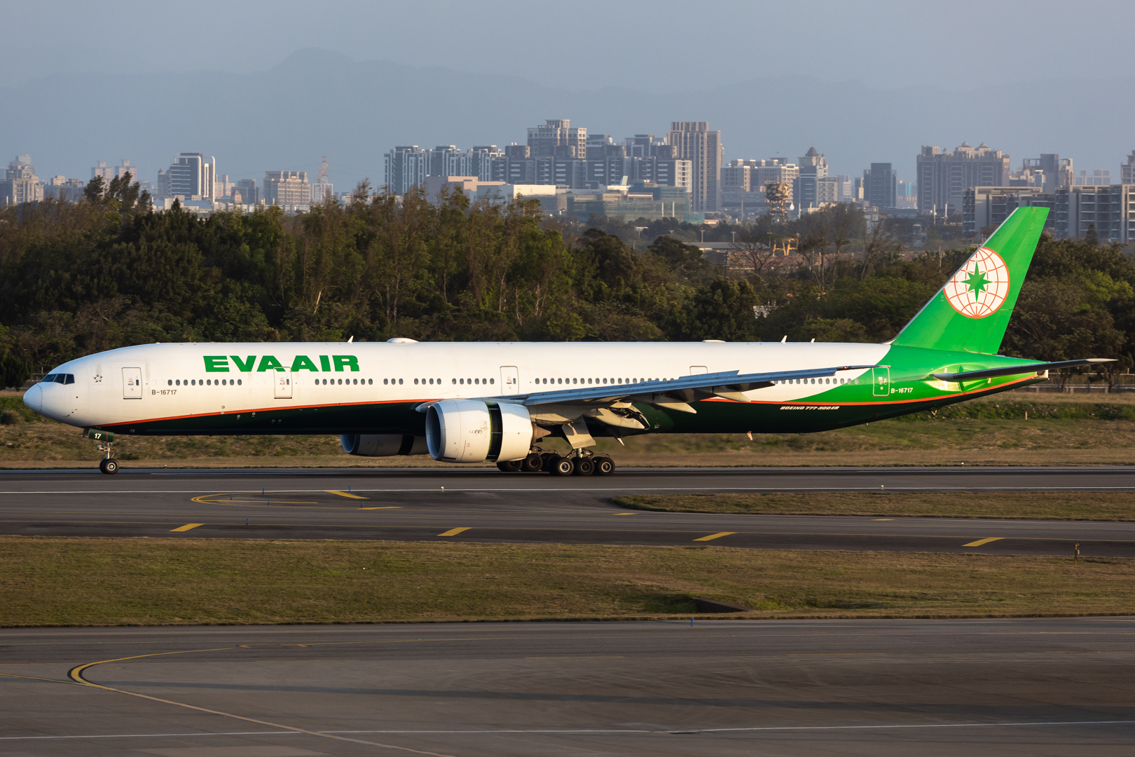 Full size: EVA Air Boeing 777-300ER B-16717 at Taiwan Taoyuan International Airport