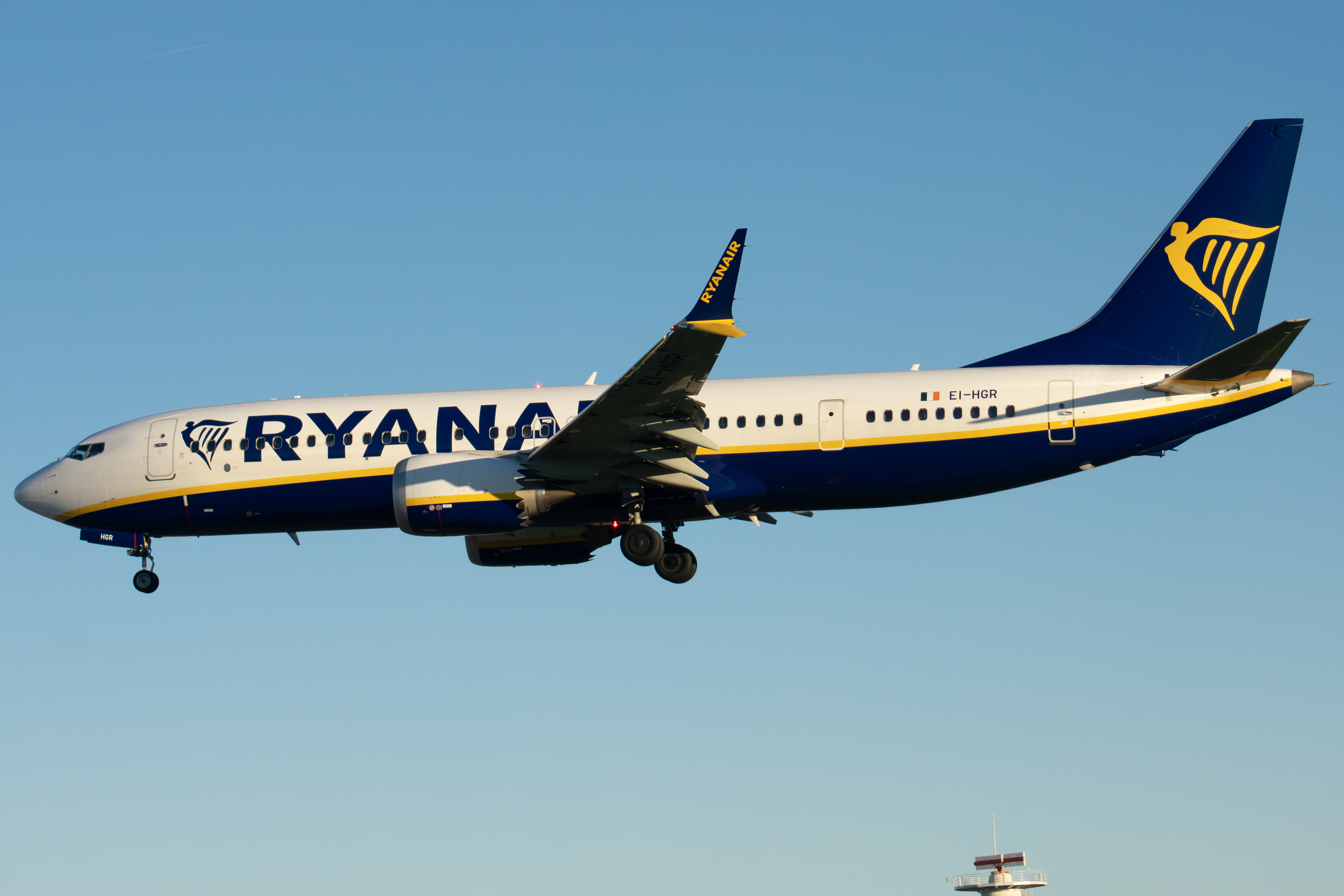 Full size: RyanAir Boeing 737 MAX 8 EI-HGR at Lisbon Humberto Delgado Airport