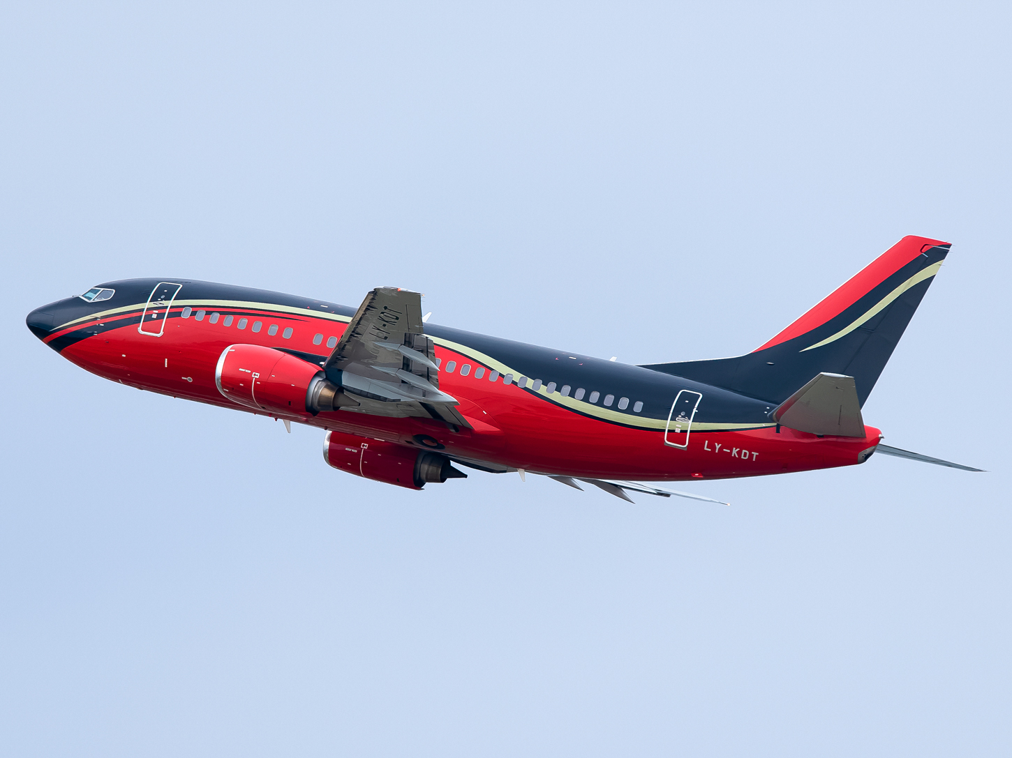 Full size: PRIVATE Boeing 737-500 LY-KDT at Seoul-Incheon International Airport