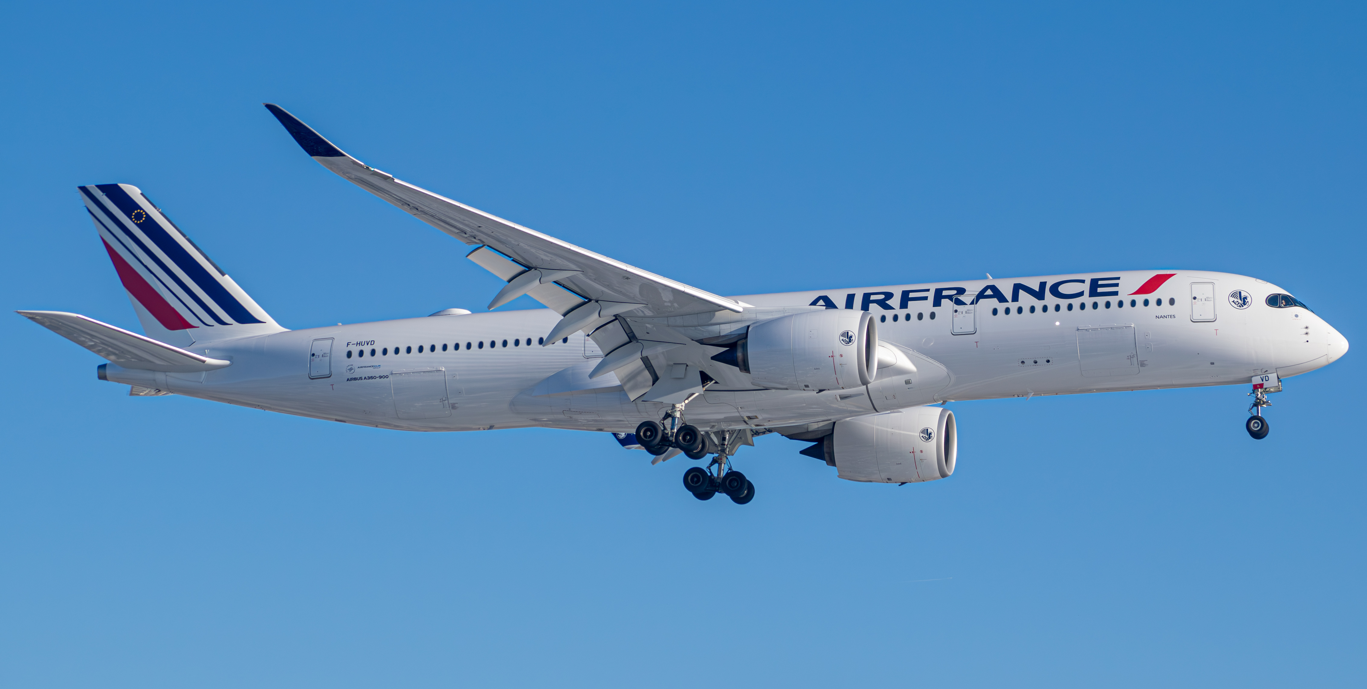 Full size: Air France Airbus A350-900 F-HUVD at Newark Liberty International Airport