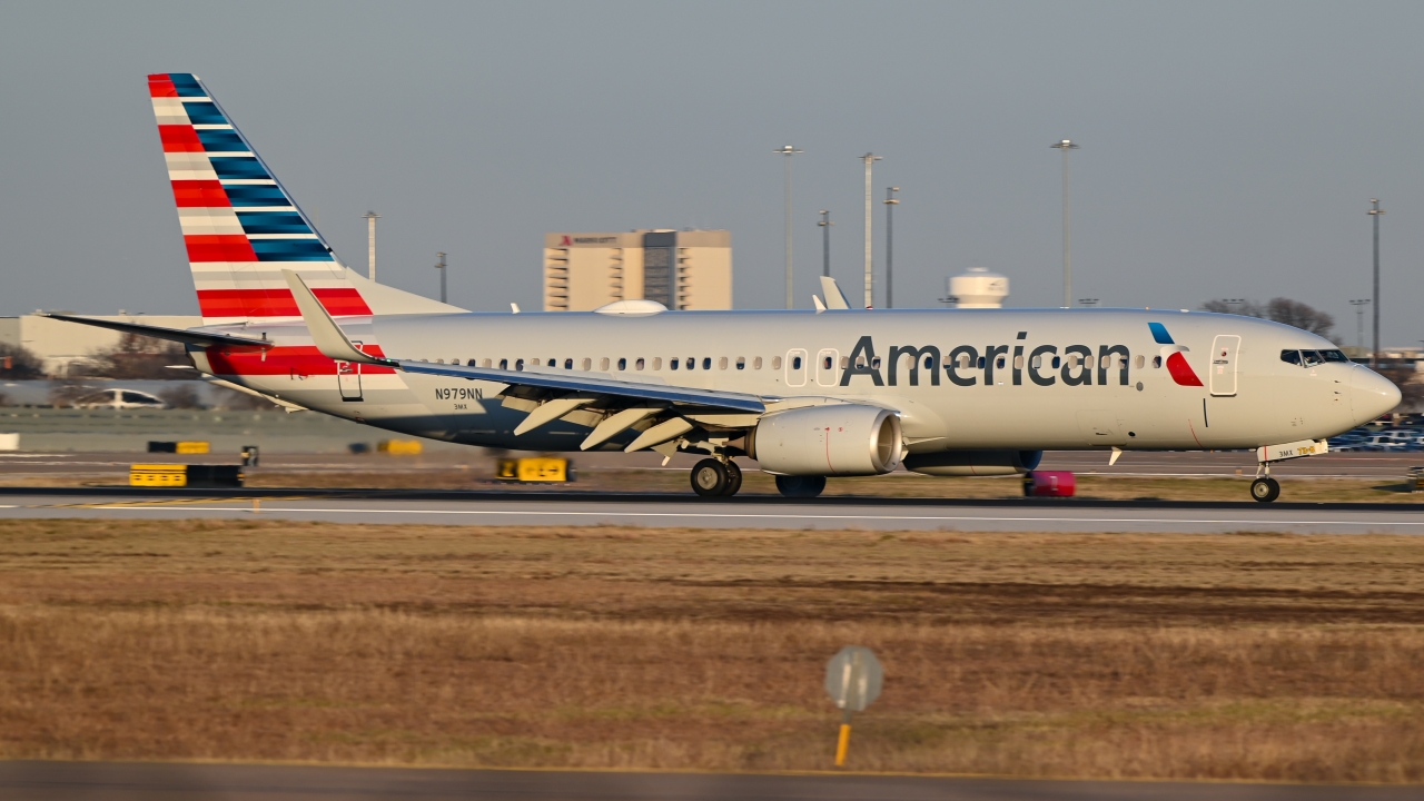 Full size: American Airlines Boeing 737-800 N979NN at Dallas-Fort Worth International Airport