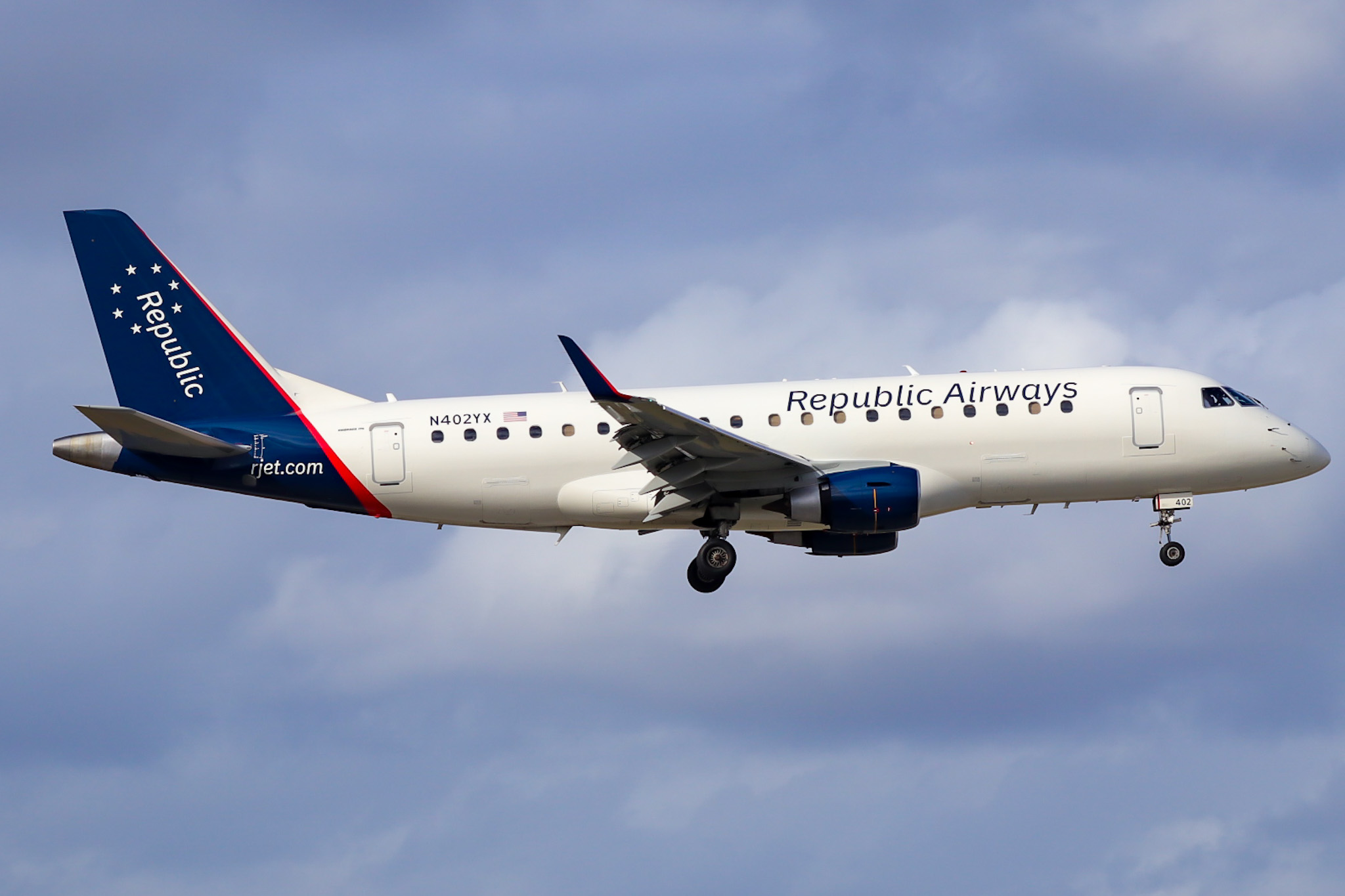 Full size: Republic Airways Embraer E175 N402YX at Miami International Airport