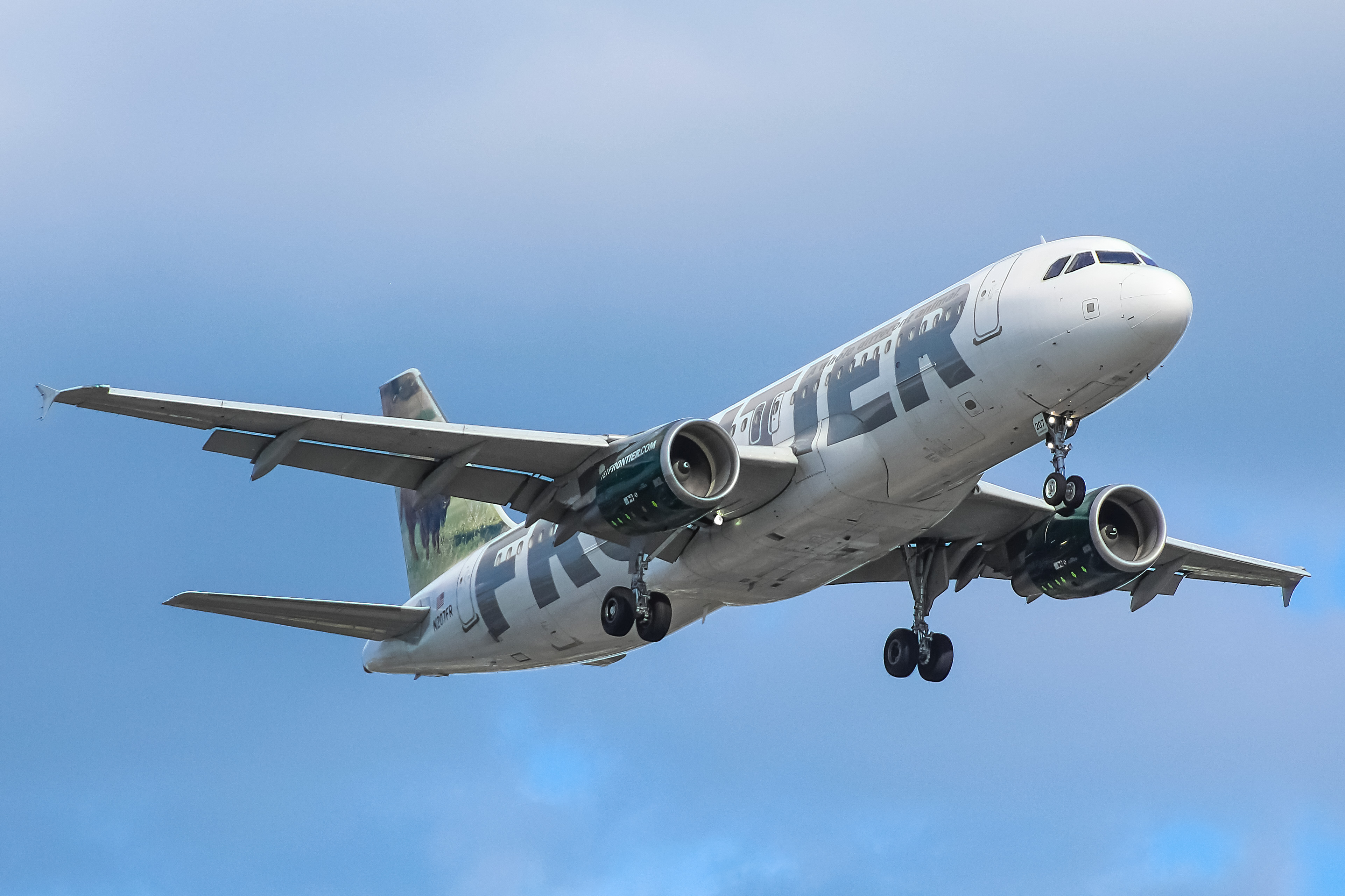 Full size: Frontier Airlines Airbus A320 N207FR at General Mitchell International Airport