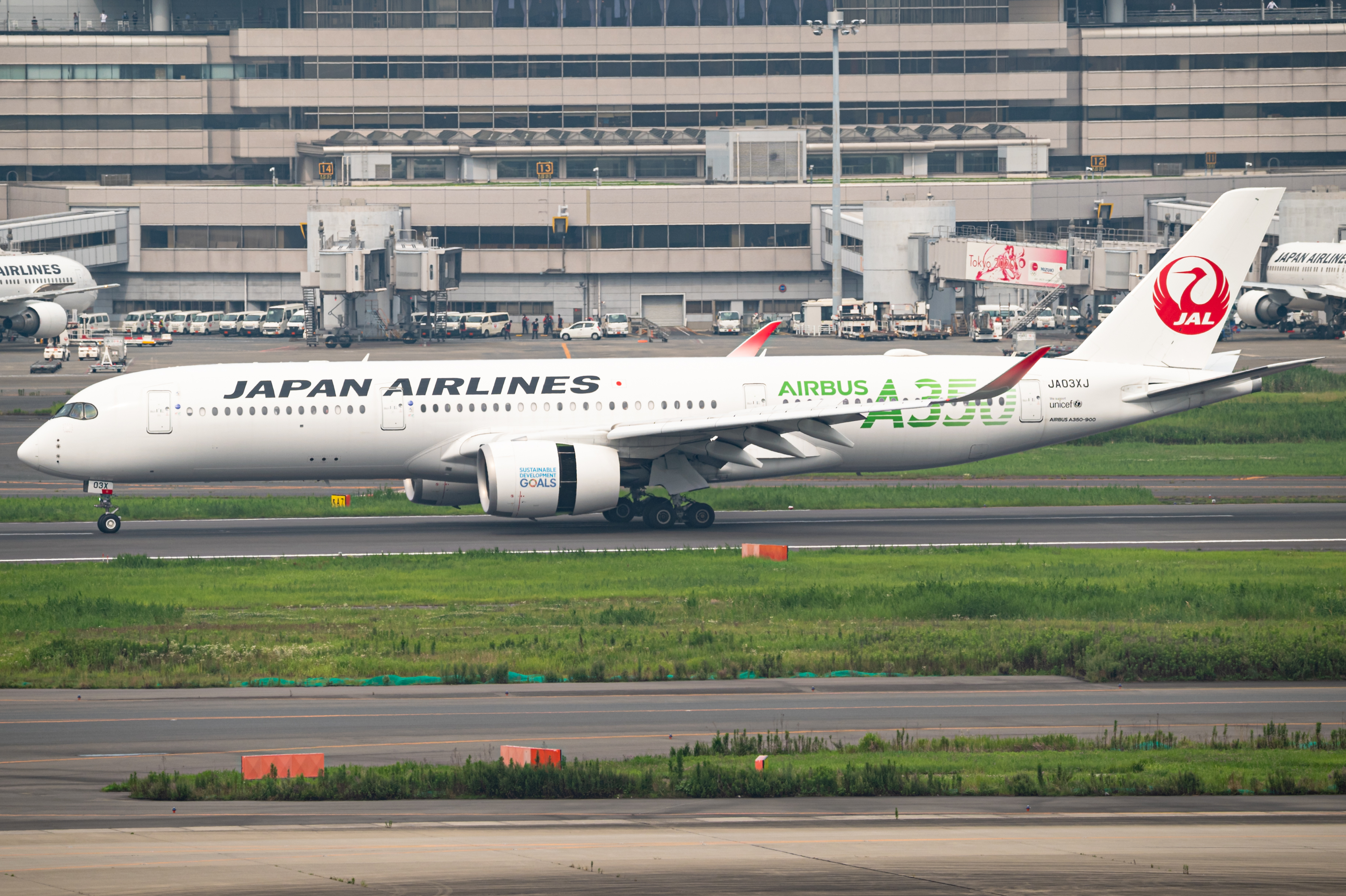 Full size: Japan Airlines Airbus A350-900 JA03XJ at Tokyo-Haneda Airport