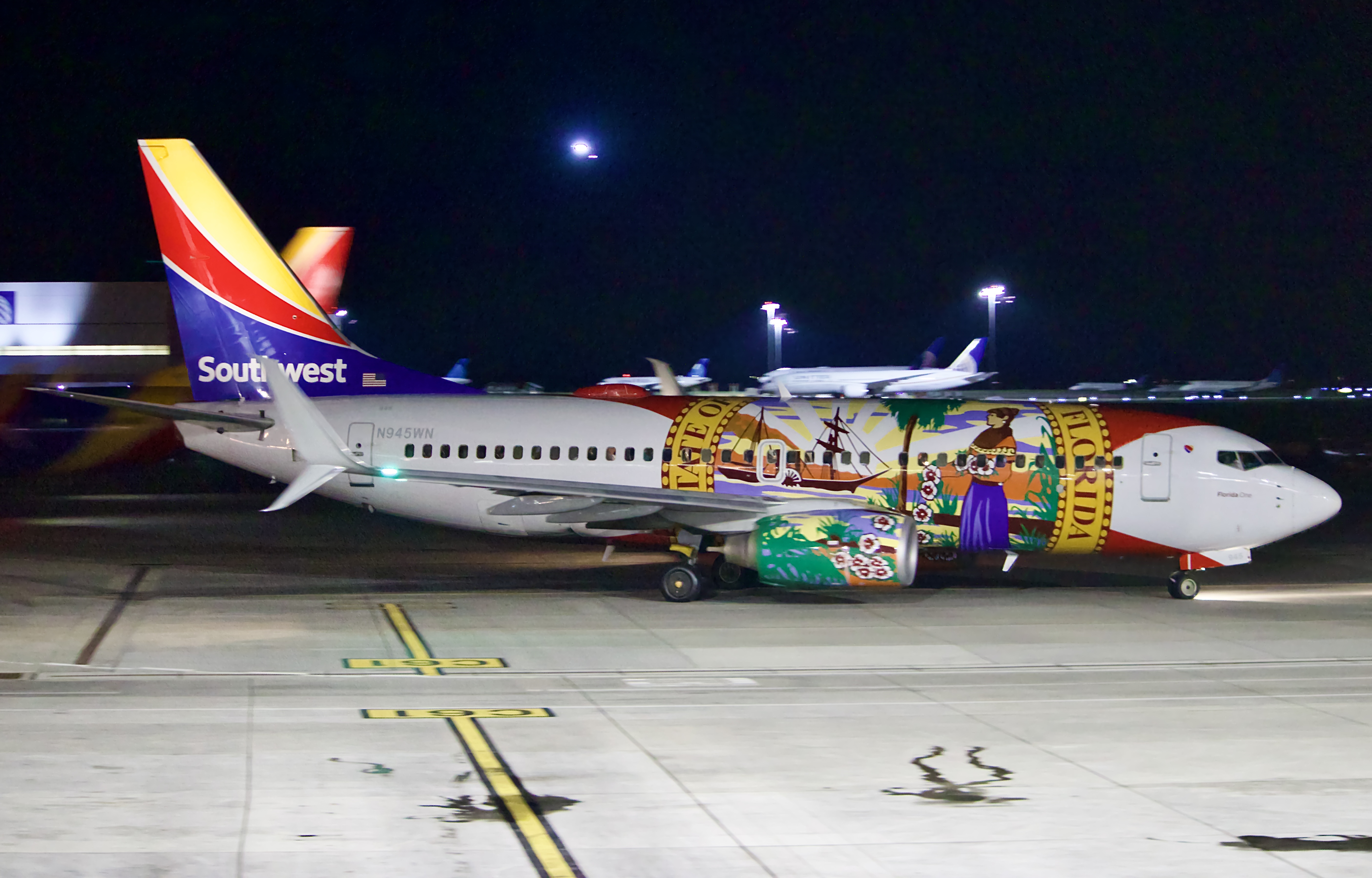Full size: Southwest Airlines  Boeing 737-700 N945WN at Denver International Airport