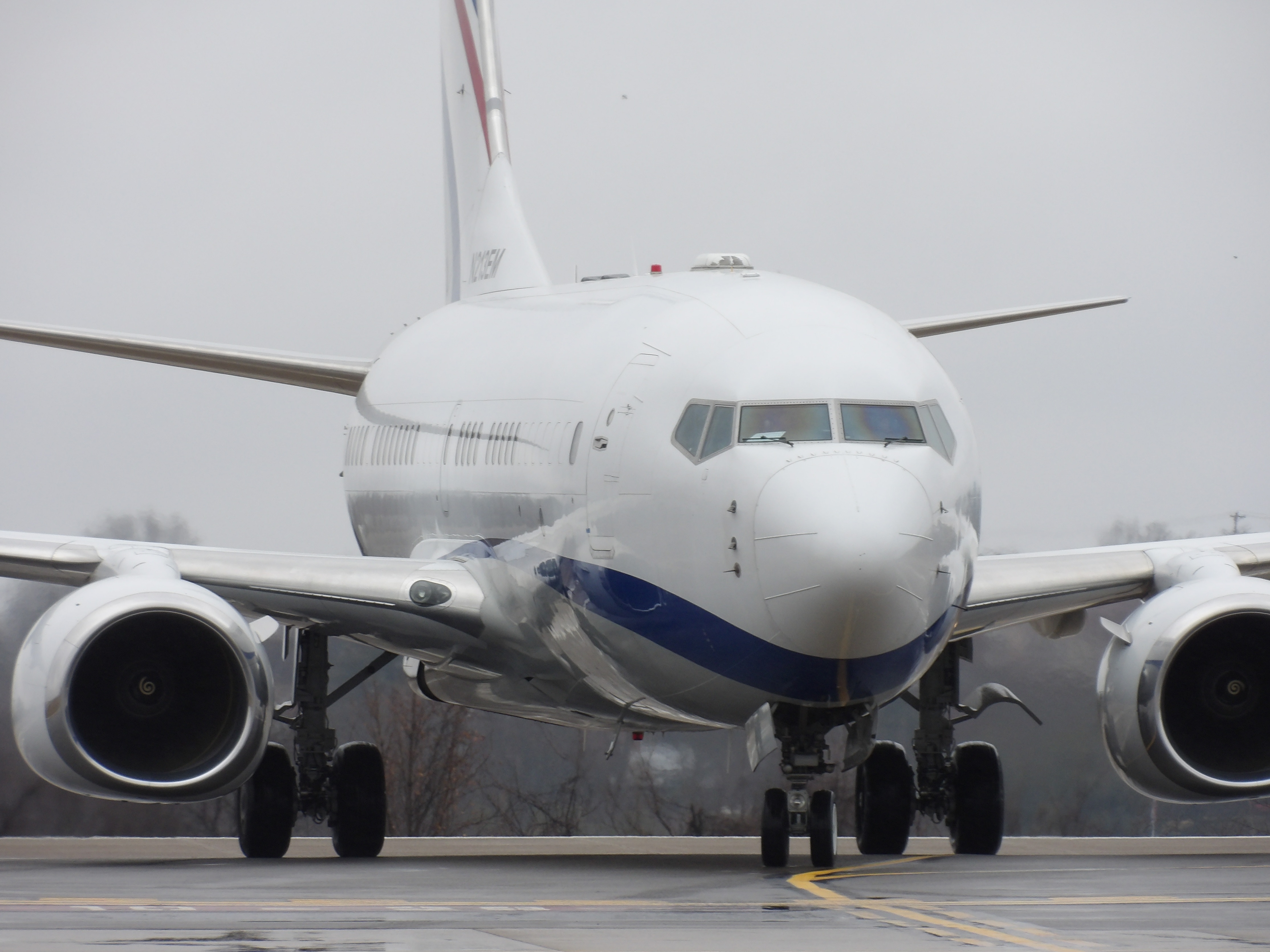 Full size: Private  Boeing 737-700BBJ N213EM at Pittsburgh Allegheny County Airport