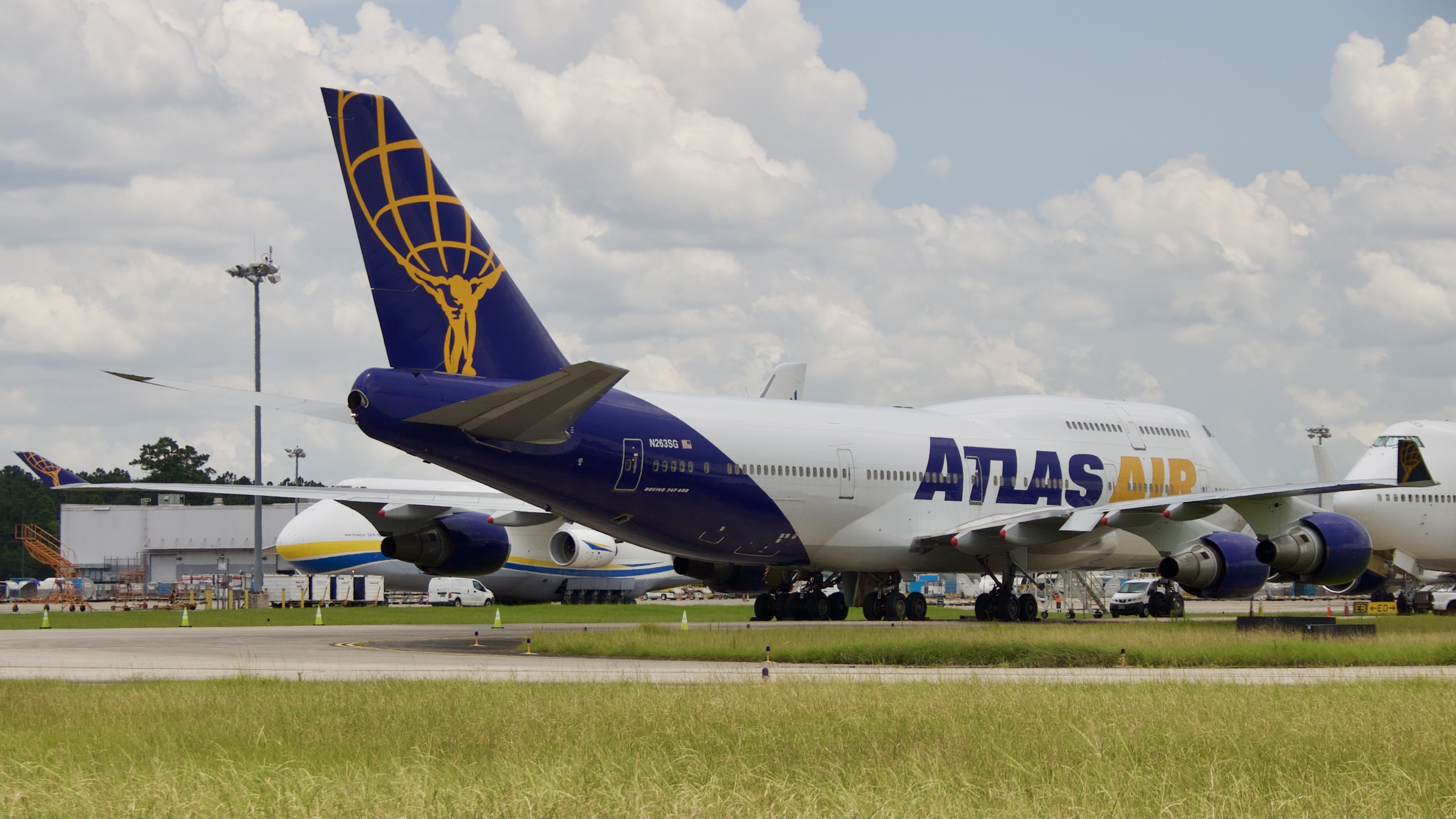 Full size: Atlas Air Boeing 747-400 N263SG at Houston-George Bush Intercontinental Airport