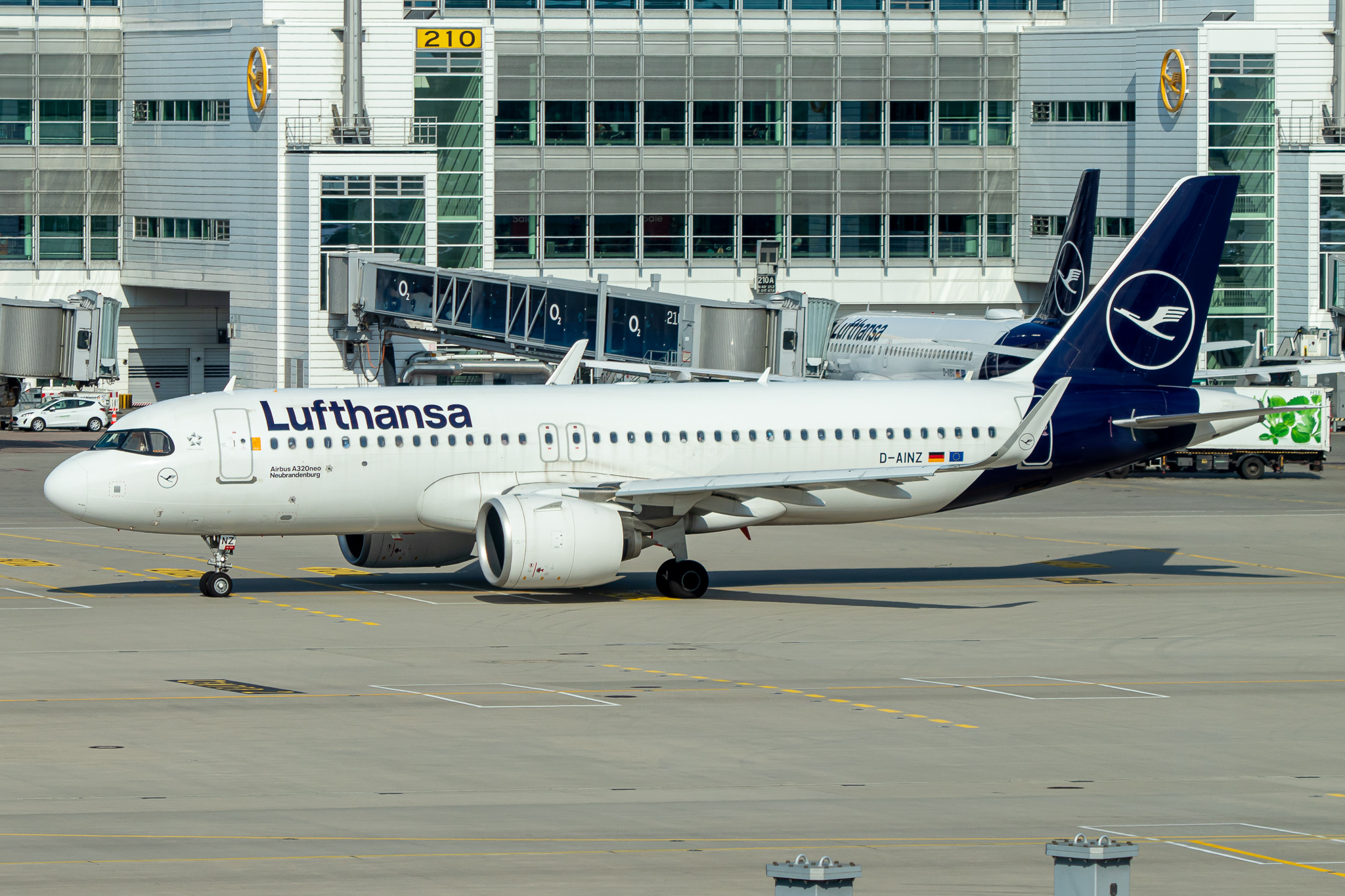 Full size: Lufthansa Airbus A320NEO D-AINZ at Munich International Airport