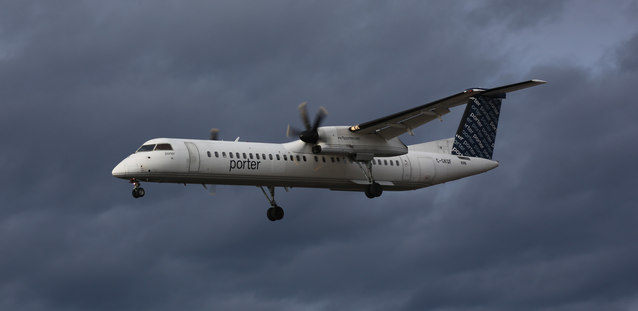 Full size: Porter Airlines De Havilland Dash-8 q400 C-GKQF at Newark Liberty International Airport