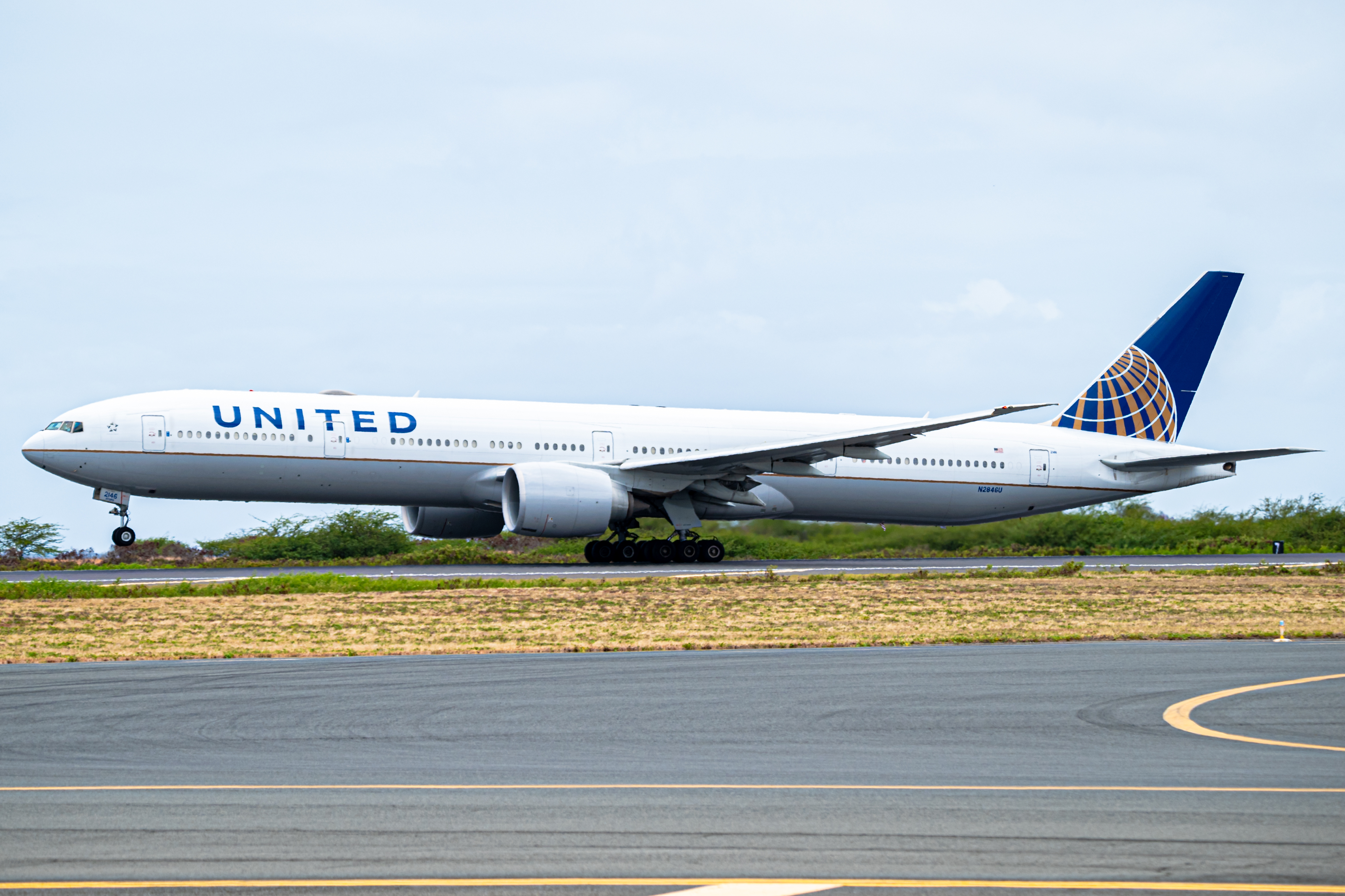 Full size: United Airlines Boeing 777-300ER N2846U at Daniel K Inouye International Airport