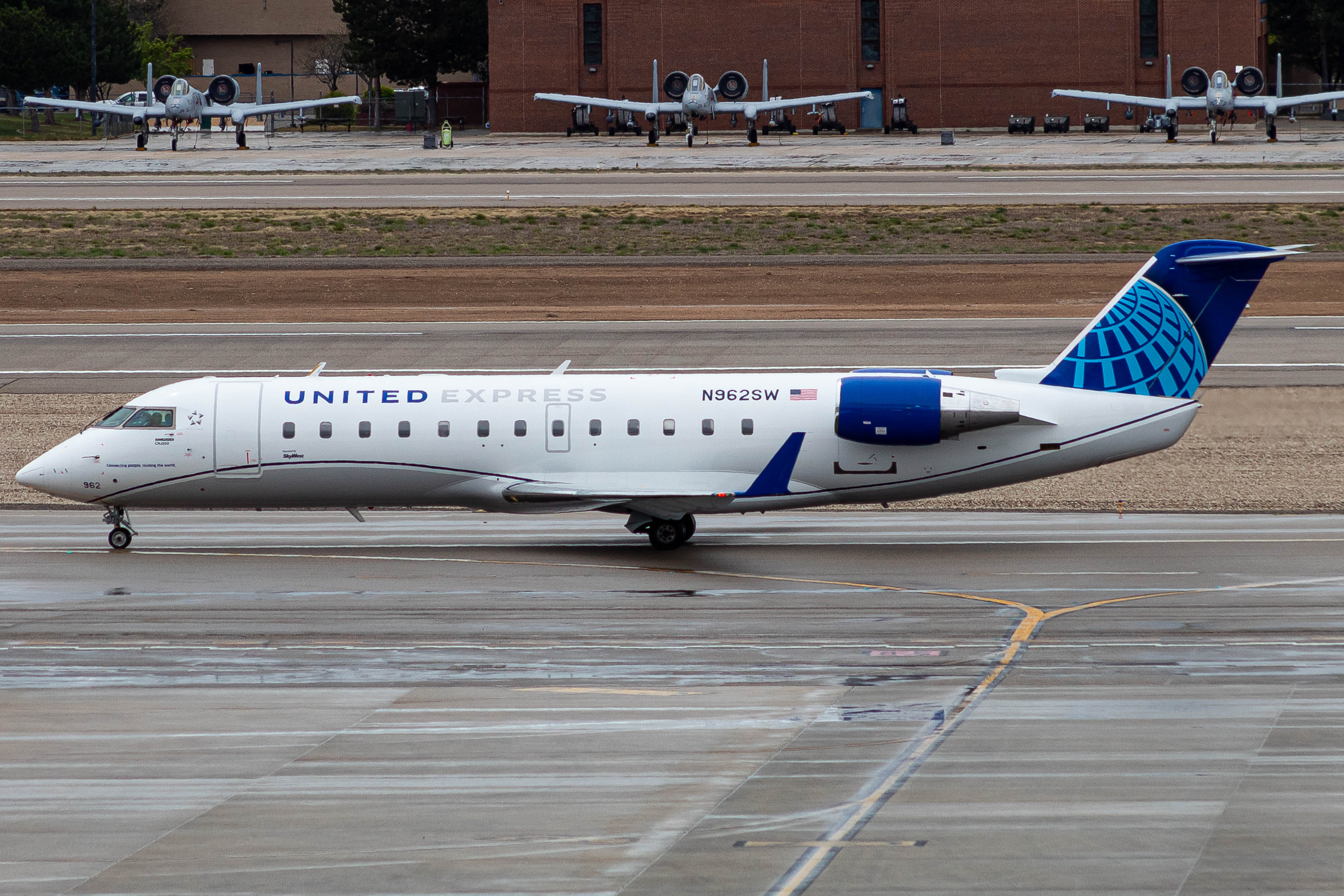 Full size: United Express Mitsubishi CRJ-200 N962SW at Boise Air Terminal/Gowen Field
