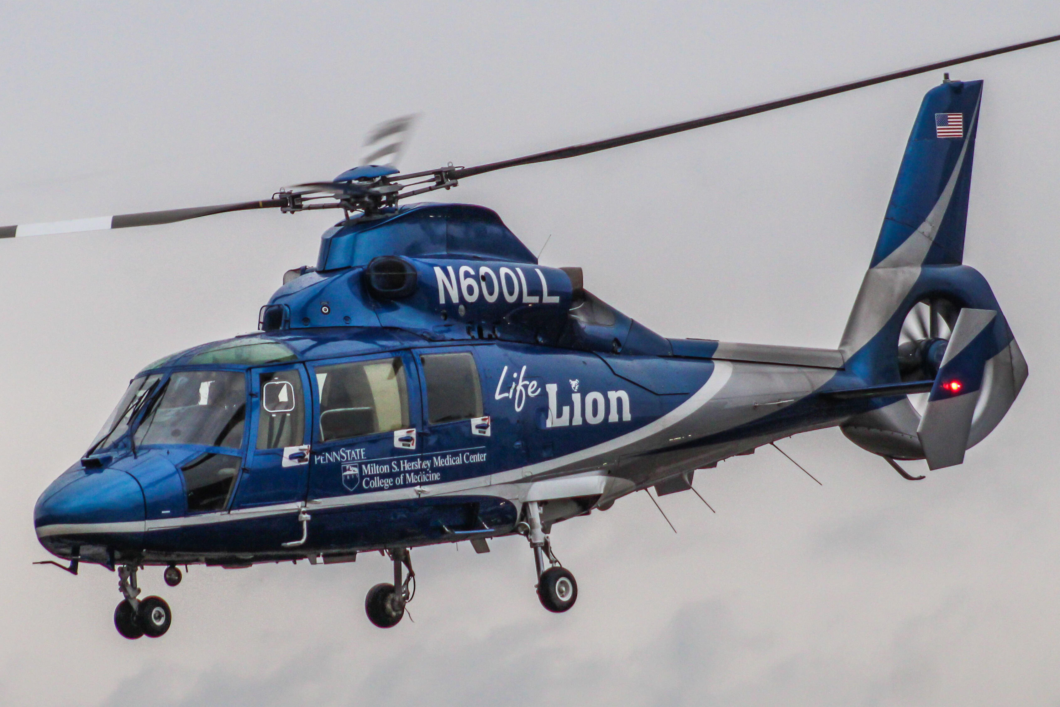 Full size: LifeLion  Aerospatiale As-365 N600LL at York Airport