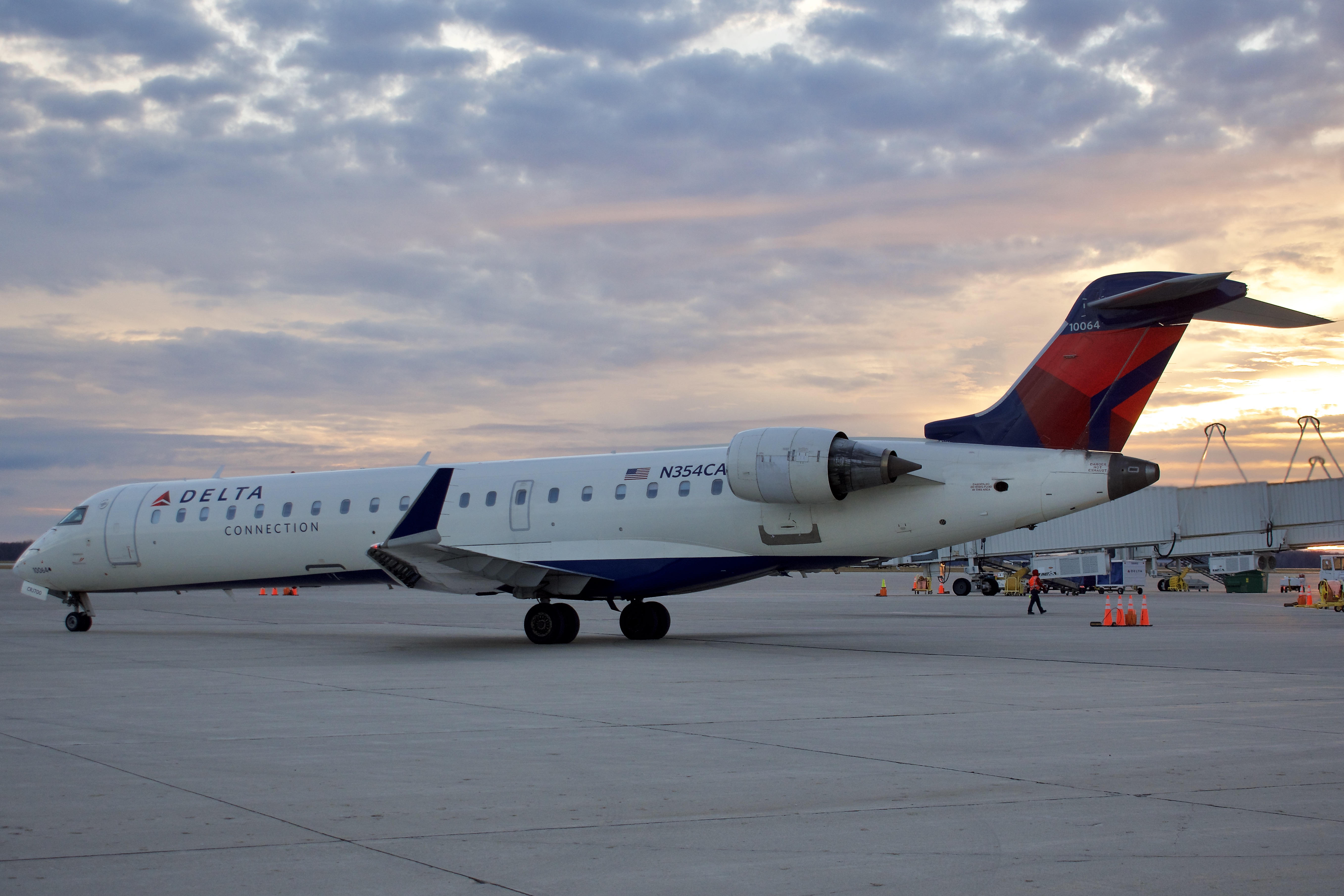 Full size: Delta Connection Mitsubishi CRJ-700 N354CA at Green Bay-Austin Straubel International Airport