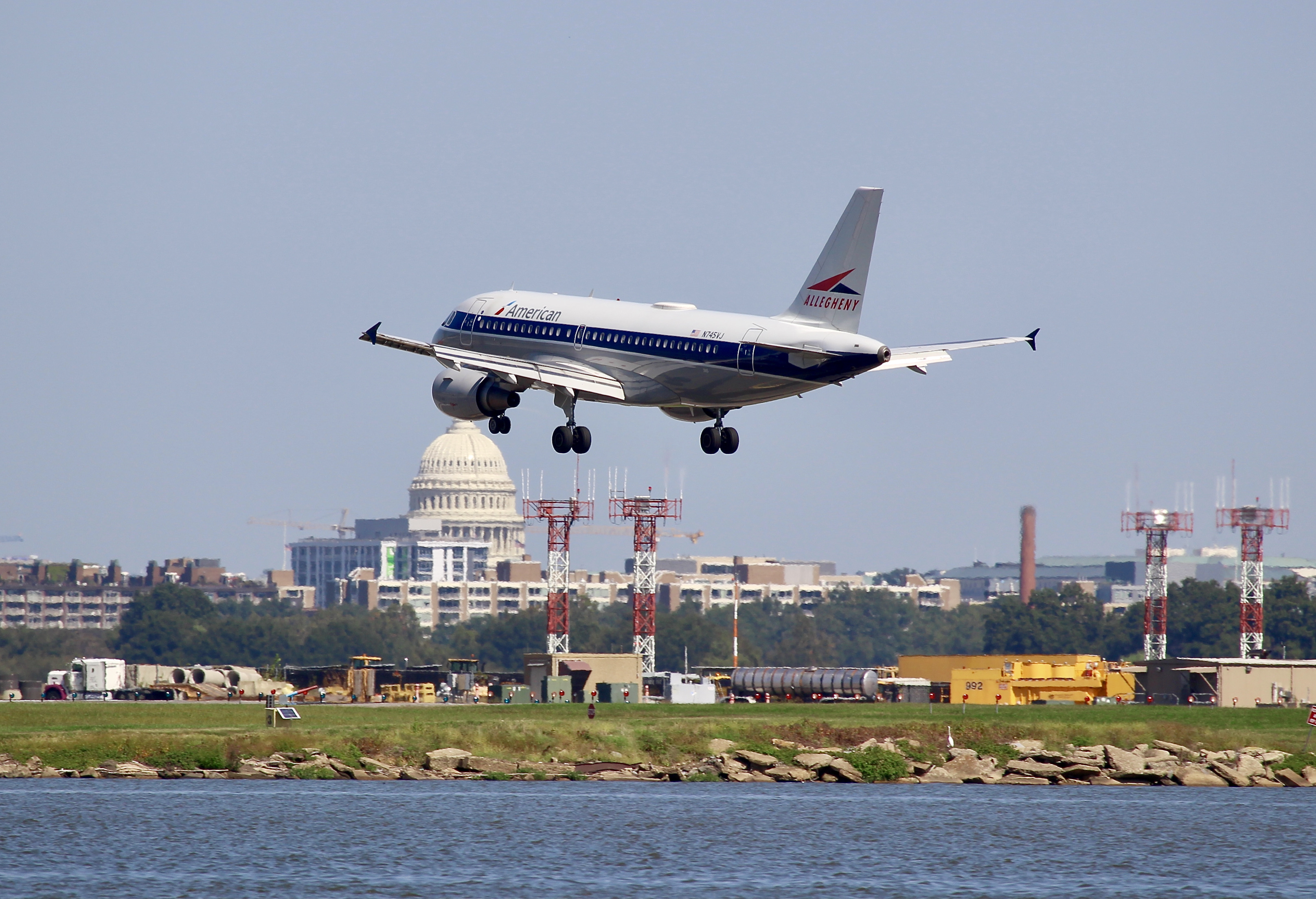 Full size: American Airlines Airbus A319 N745VJ at Ronald Reagan National Airport