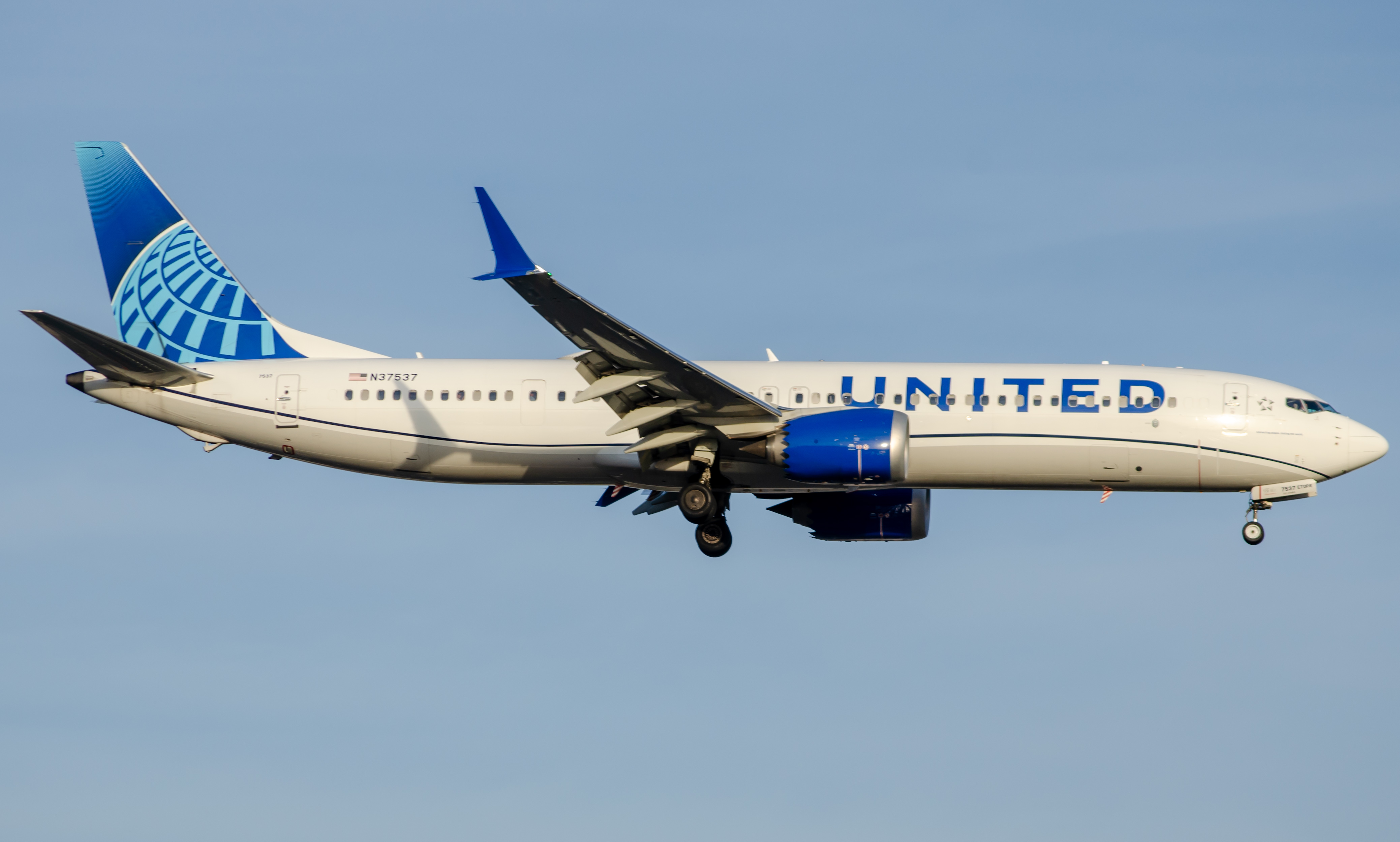 Full size: United Airlines Boeing 737 MAX 9 N37537 at Newark Liberty International Airport