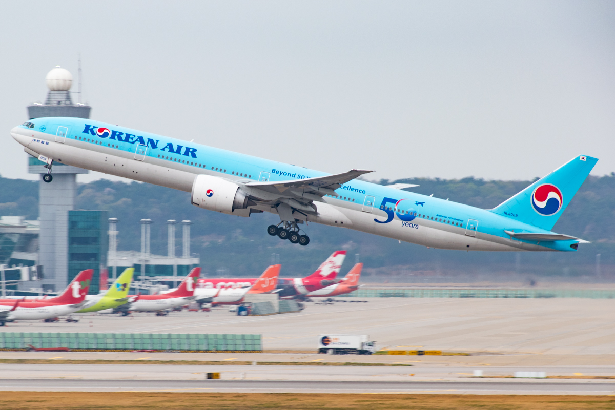 Full size: Korean Air Boeing 777-300ER HL8009 at Seoul-Incheon International Airport