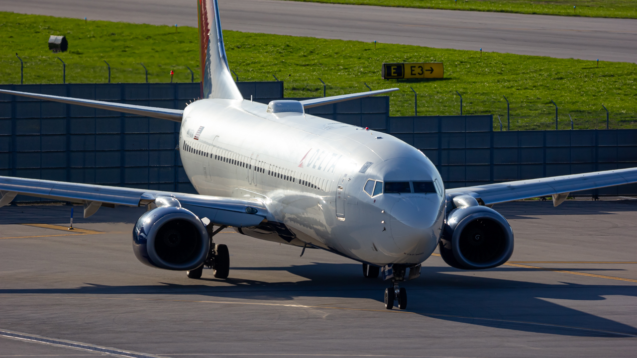 Full size: Delta Airlines Boeing 737-900ER N821DN at John Glenn Columbus International Airport