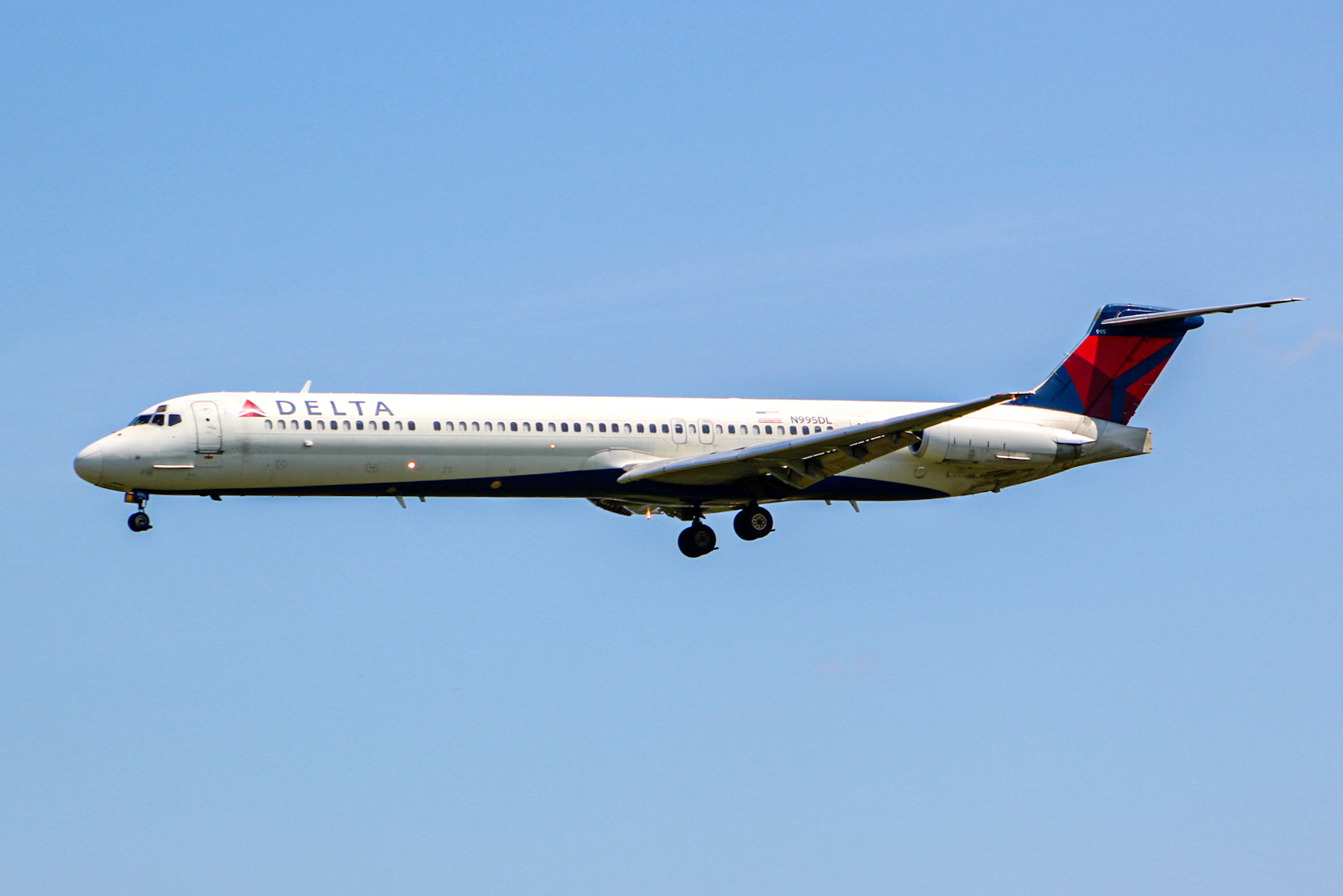 Full size: Delta Airlines McDonnell Douglas MD88 N995DL at Orlando International Airport