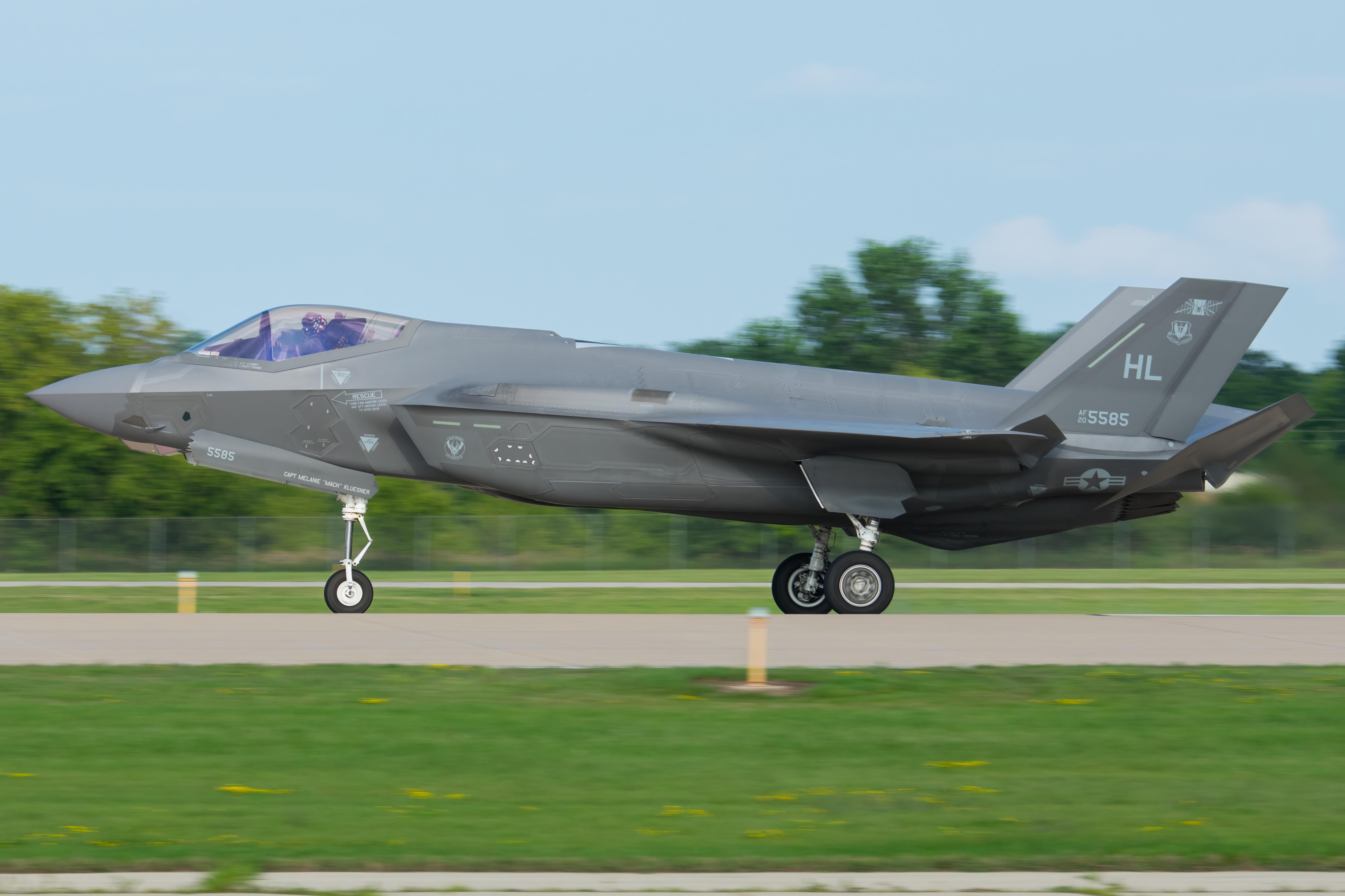 Full size: USAF - United States Air Force Lockheed Martin F-35 Lightning 20-5585 at Wittman Regional Airport