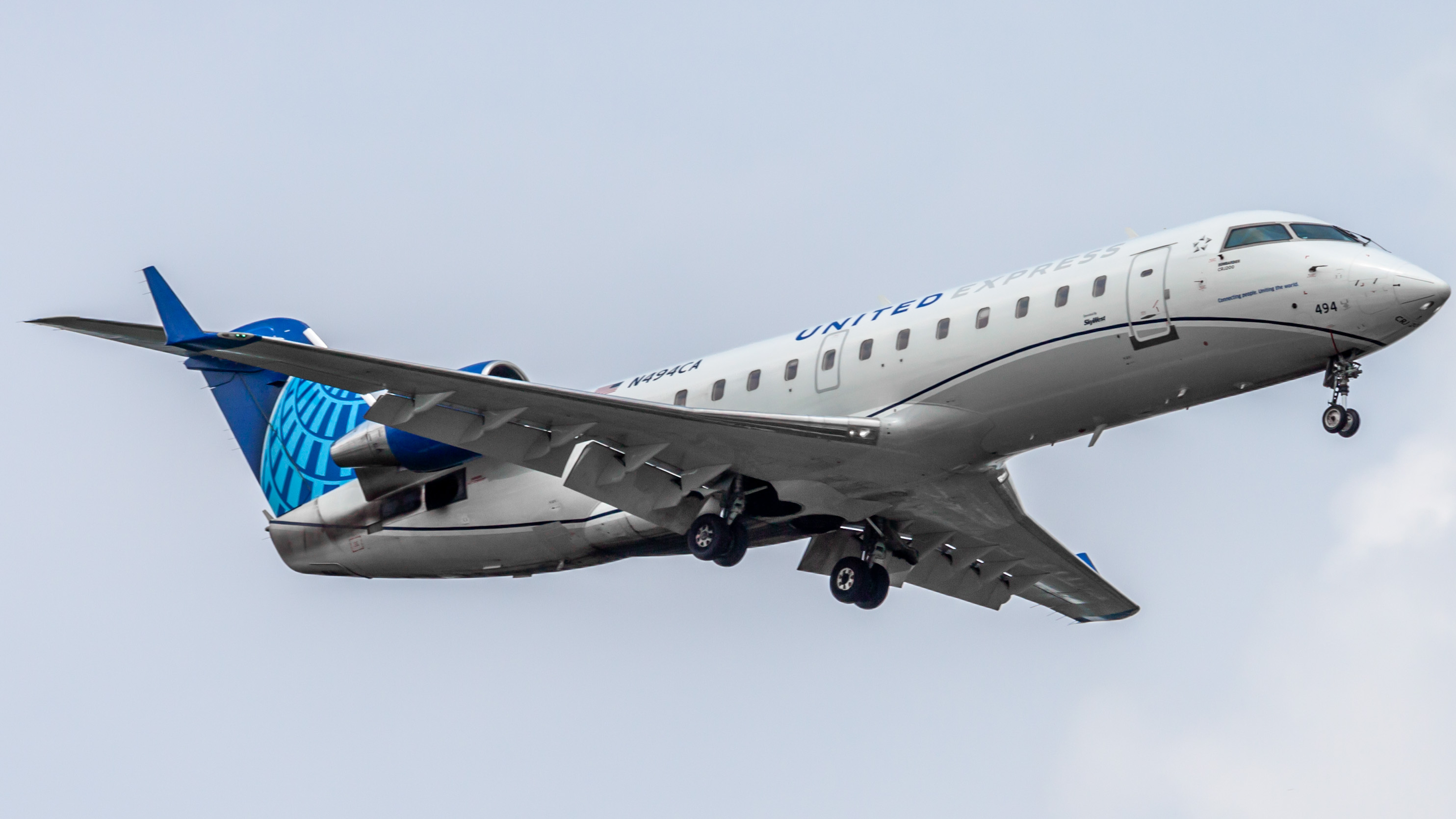 Full size: United Express Mitsubishi CRJ-200 N494CA at Houston-George Bush Intercontinental Airport