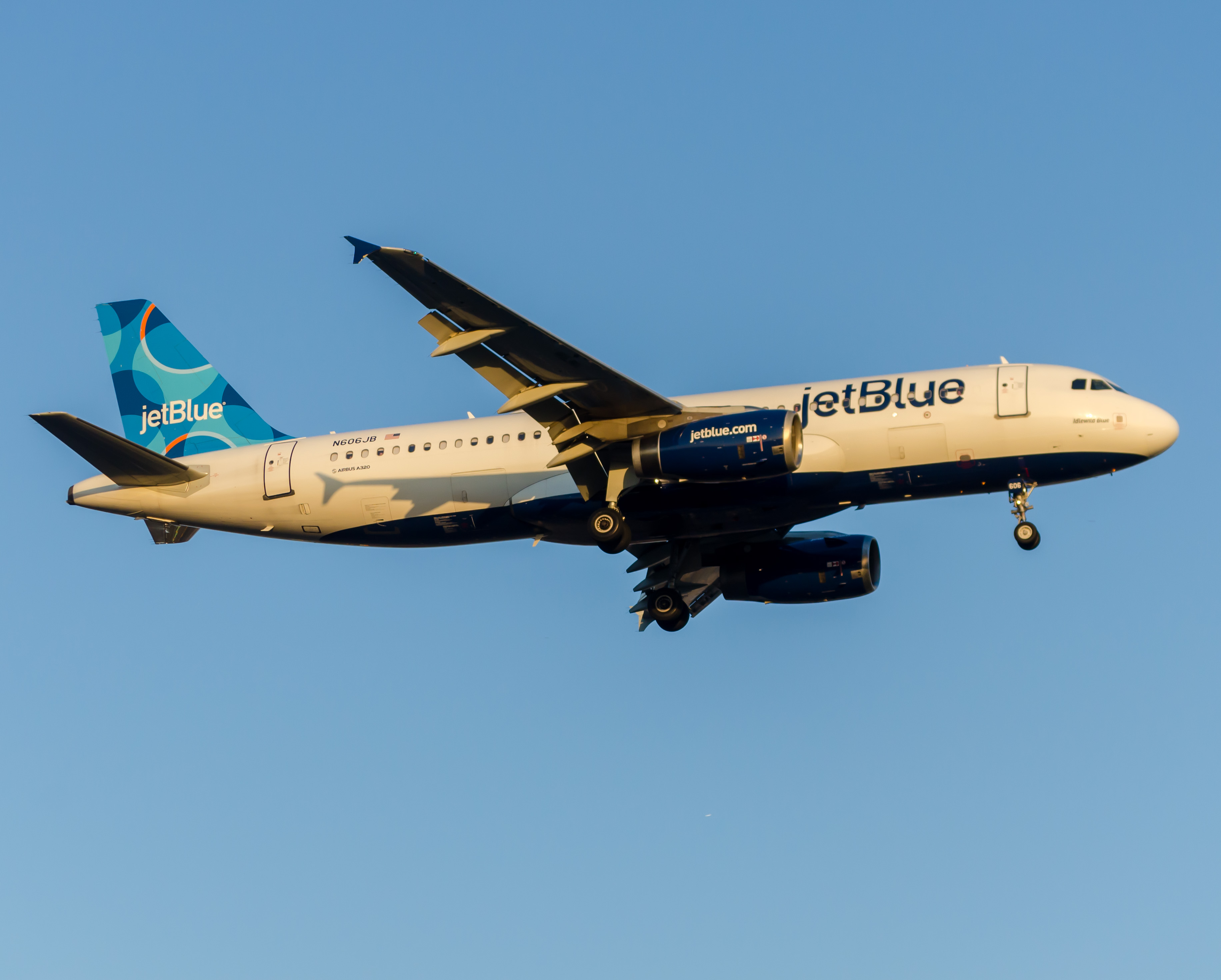 Full size: JetBlue Airways Airbus A320 N606JB at Newark Liberty International Airport