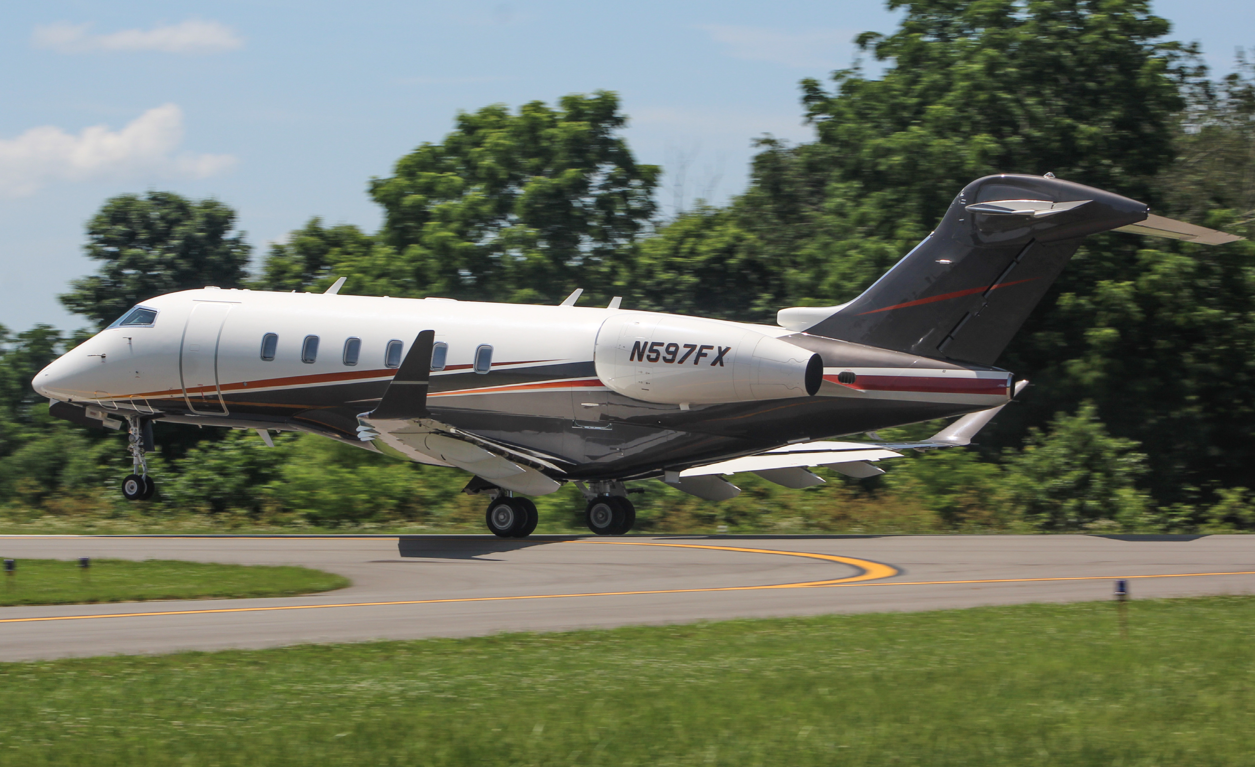 Full size: FlexJet Bombardier Challenger 350  N597FX at Stuart Powell Field Airport