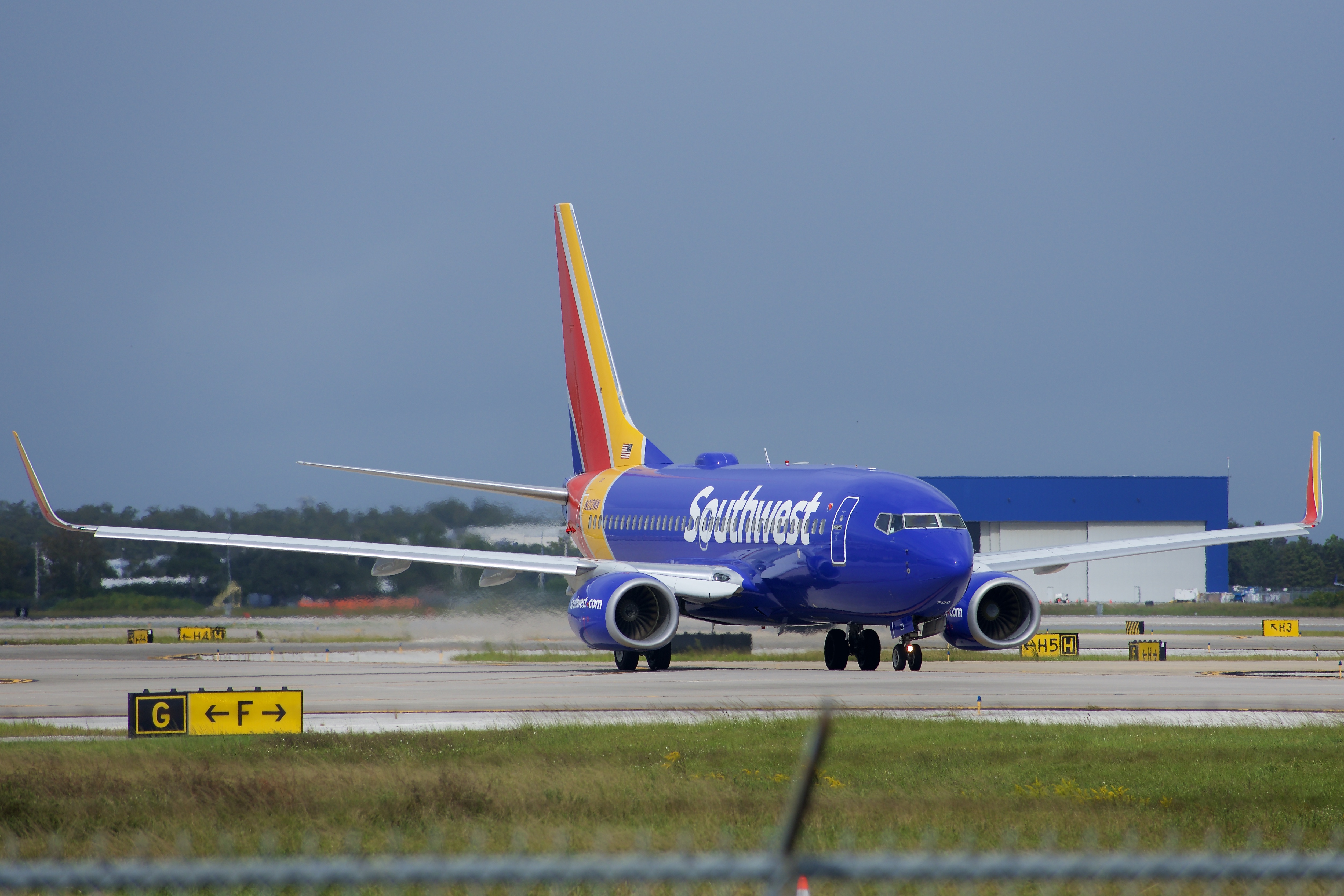 Full size: Southwest Airlines Boeing 737-700 N212WN at Orlando International Airport