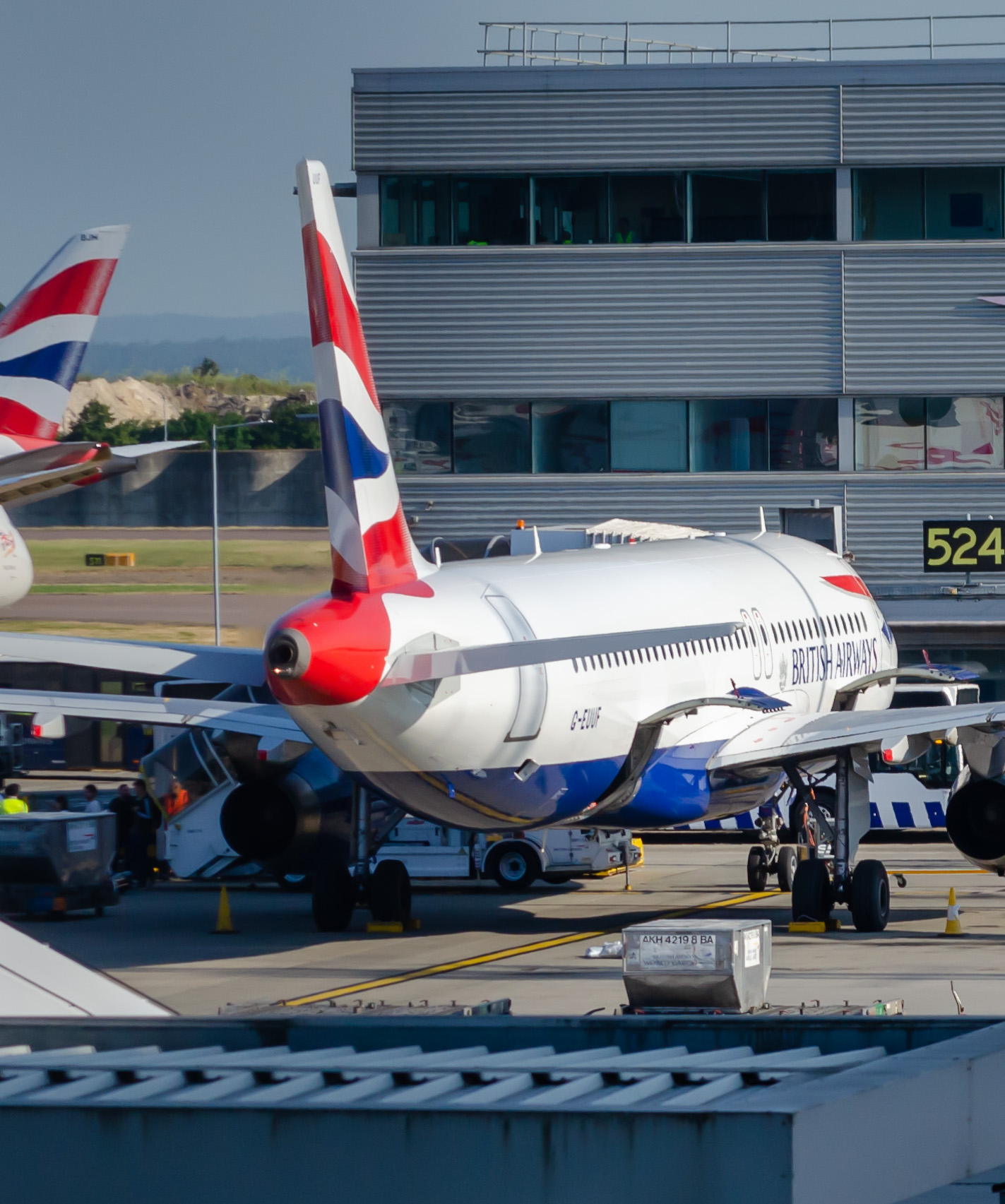 Full size: British Airways Airbus A320 G-EUUF  at London Heathrow International Airport