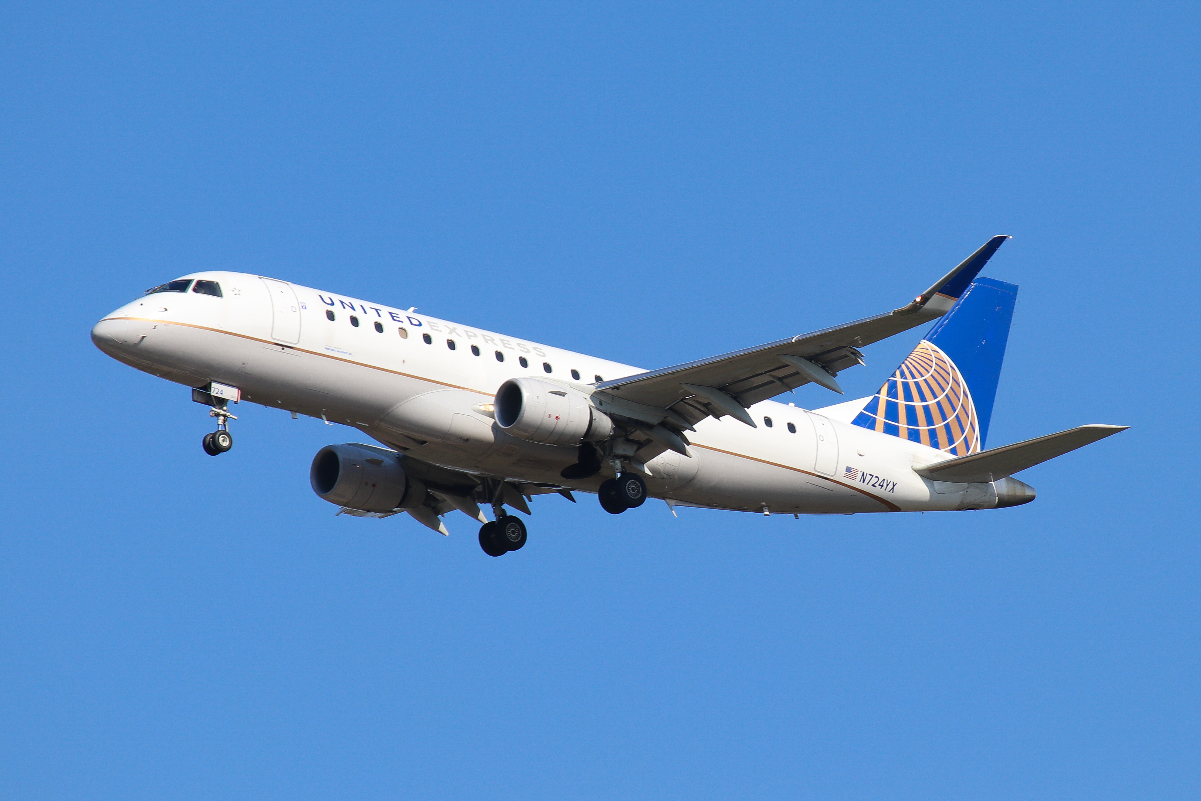 Full size: United Express Embraer E175 N724YX at Washington Dulles International Airport