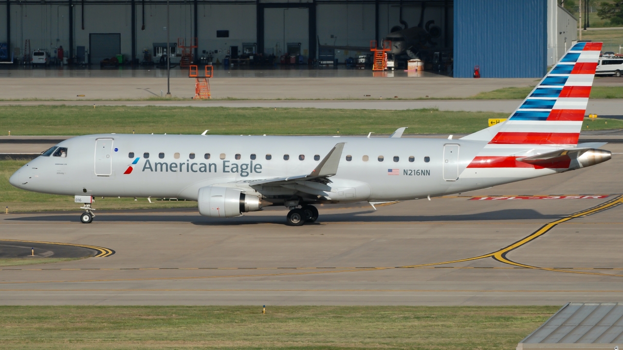 Full size: American Eagle Embraer E175 N216NN at Will Rogers World Airport