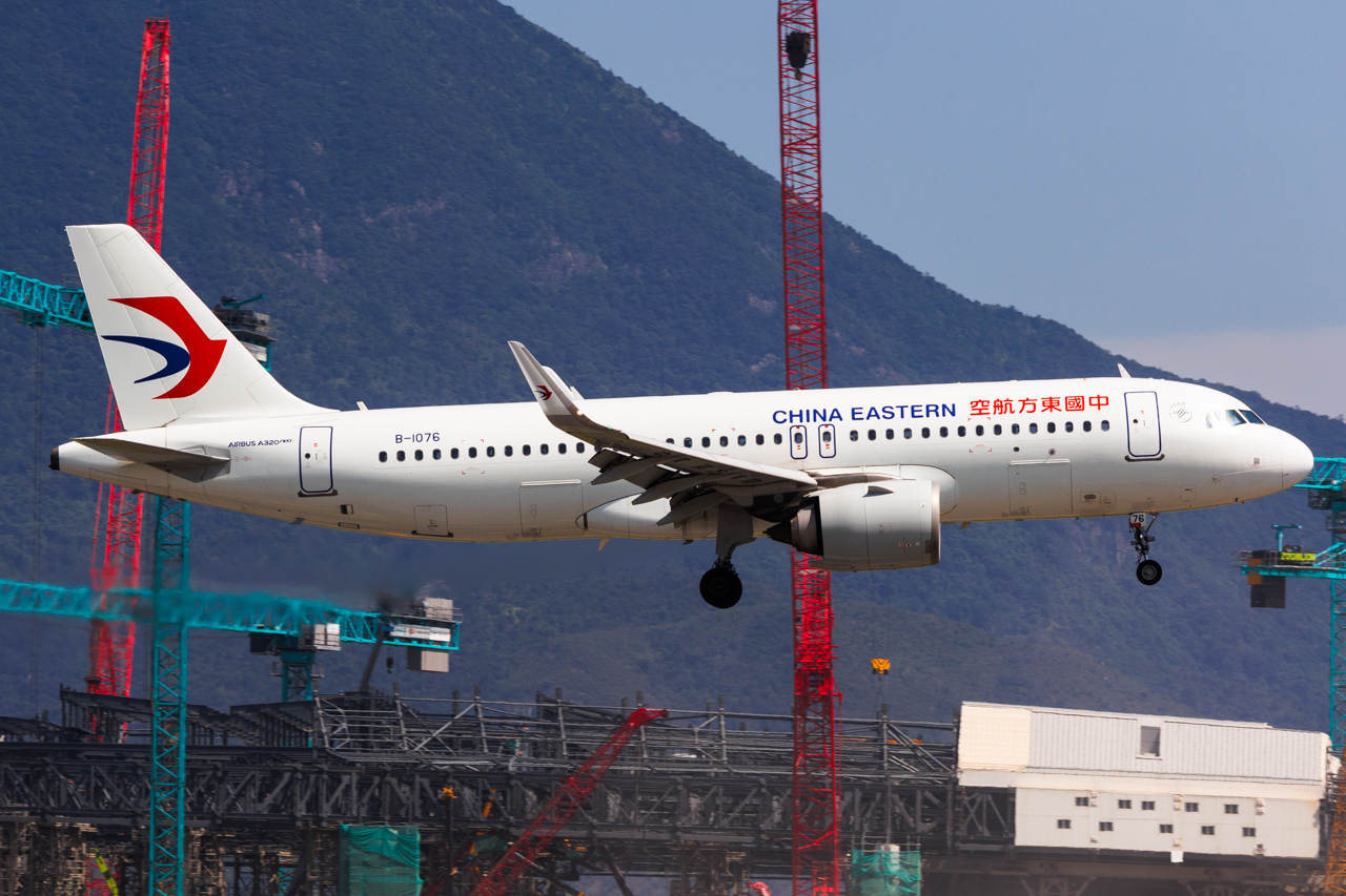 Full size: China Eastern Airlines Airbus A320NEO B-1076 at Hong Kong International Airport
