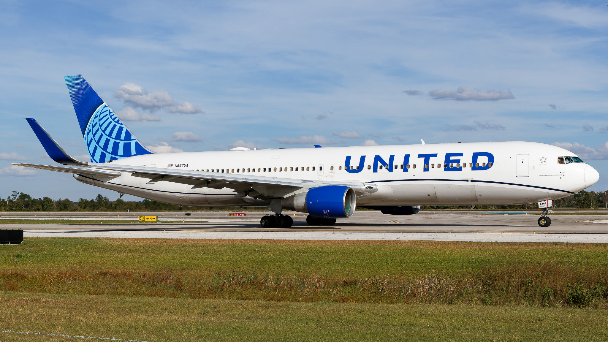 Full size: United Airlines Boeing 767-300ER N657UA at Orlando International Airport