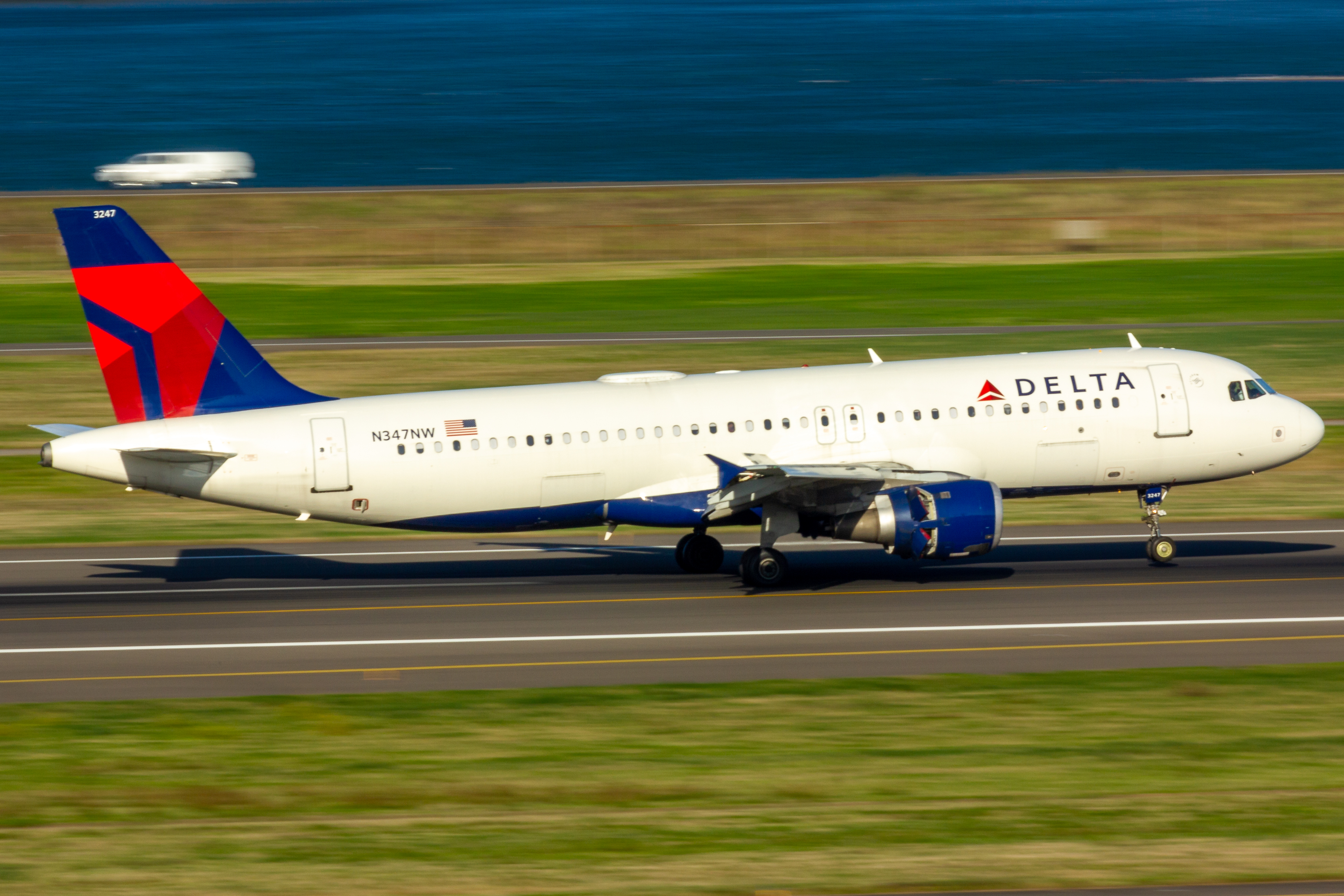 Full size: Delta Airlines Airbus A320 N347NW at Portland International Airport