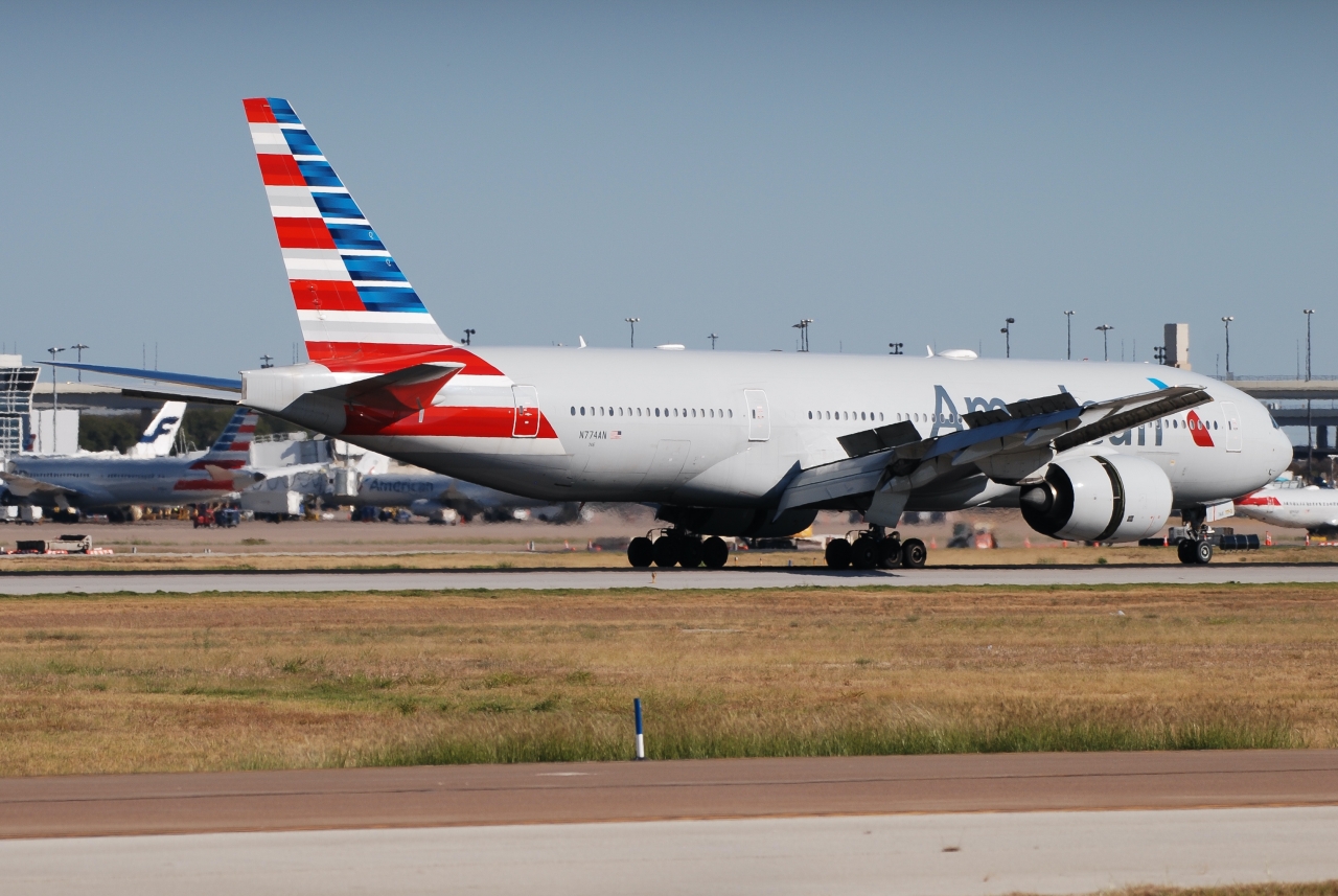 Full size: American Airlines Boeing 777-200ER N774AN at Dallas-Fort Worth International Airport